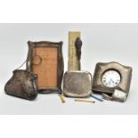 A SMALL PARCEL OF EARLY 20TH CENTURY SILVER ITEMS, comprising a late Victorian rectangular vesta