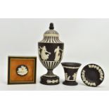 A LATE 20TH CENTURY WEDGWOOD BLACK JASPER DIP DANCING HOURS VASE AND COVER AND THREE SMALL PIECES OF