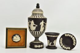 A LATE 20TH CENTURY WEDGWOOD BLACK JASPER DIP DANCING HOURS VASE AND COVER AND THREE SMALL PIECES OF