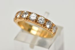 A MODERN 18CT YELLOW GOLD DIAMOND SEVEN STONE RING, set with round brilliant cut diamonds, measuring