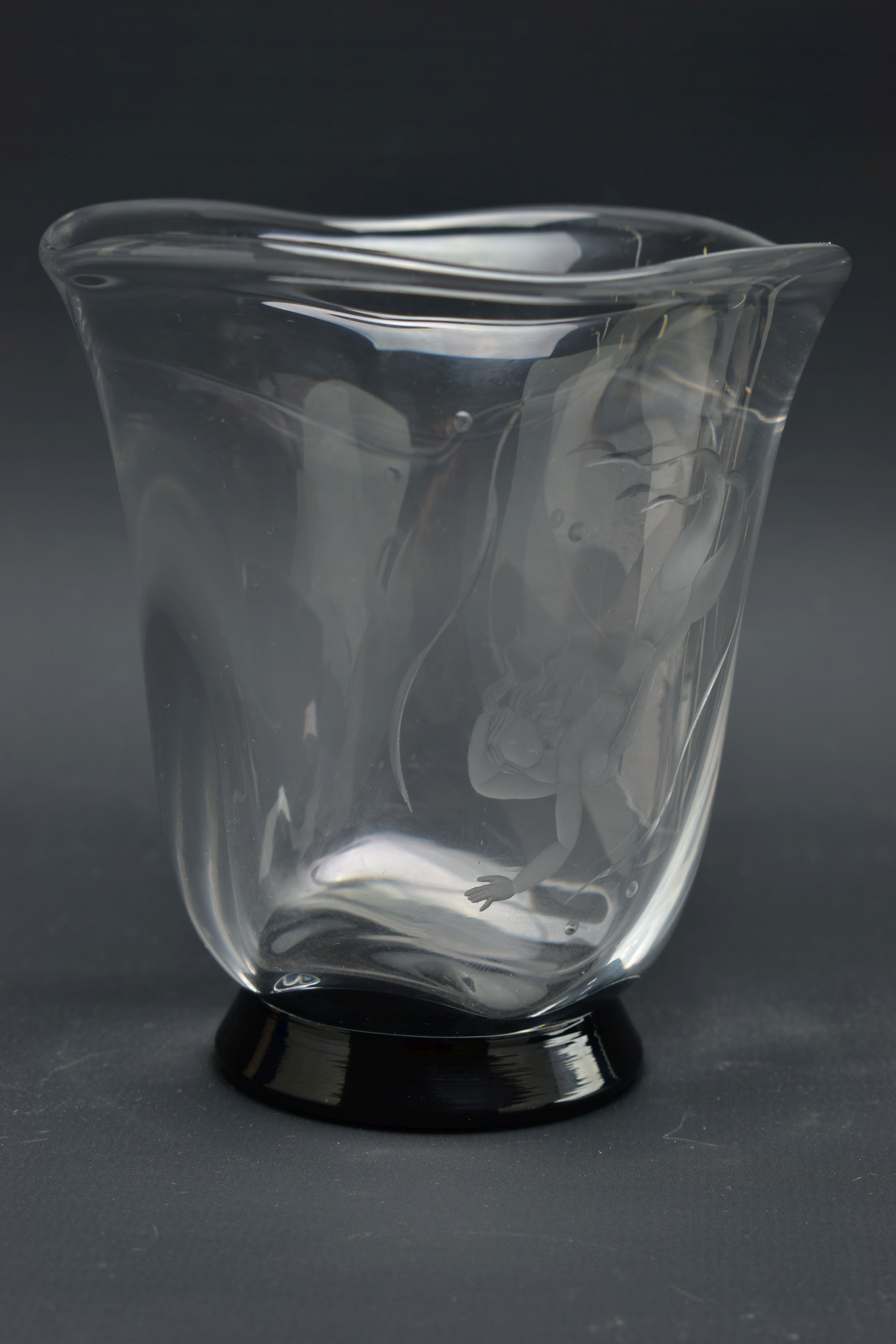 SIMON GATE (1883-1945) FOR ORREFORS, A WRYTHERN FORM VASE WITH CLEAR GLASS BODY AND BLACK FOOT - Image 6 of 9