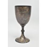 AN EDWARDIAN SILVER TROPHY CUP WITH KNOPPED PEDESTAL, the cup engraved with presentation inscription