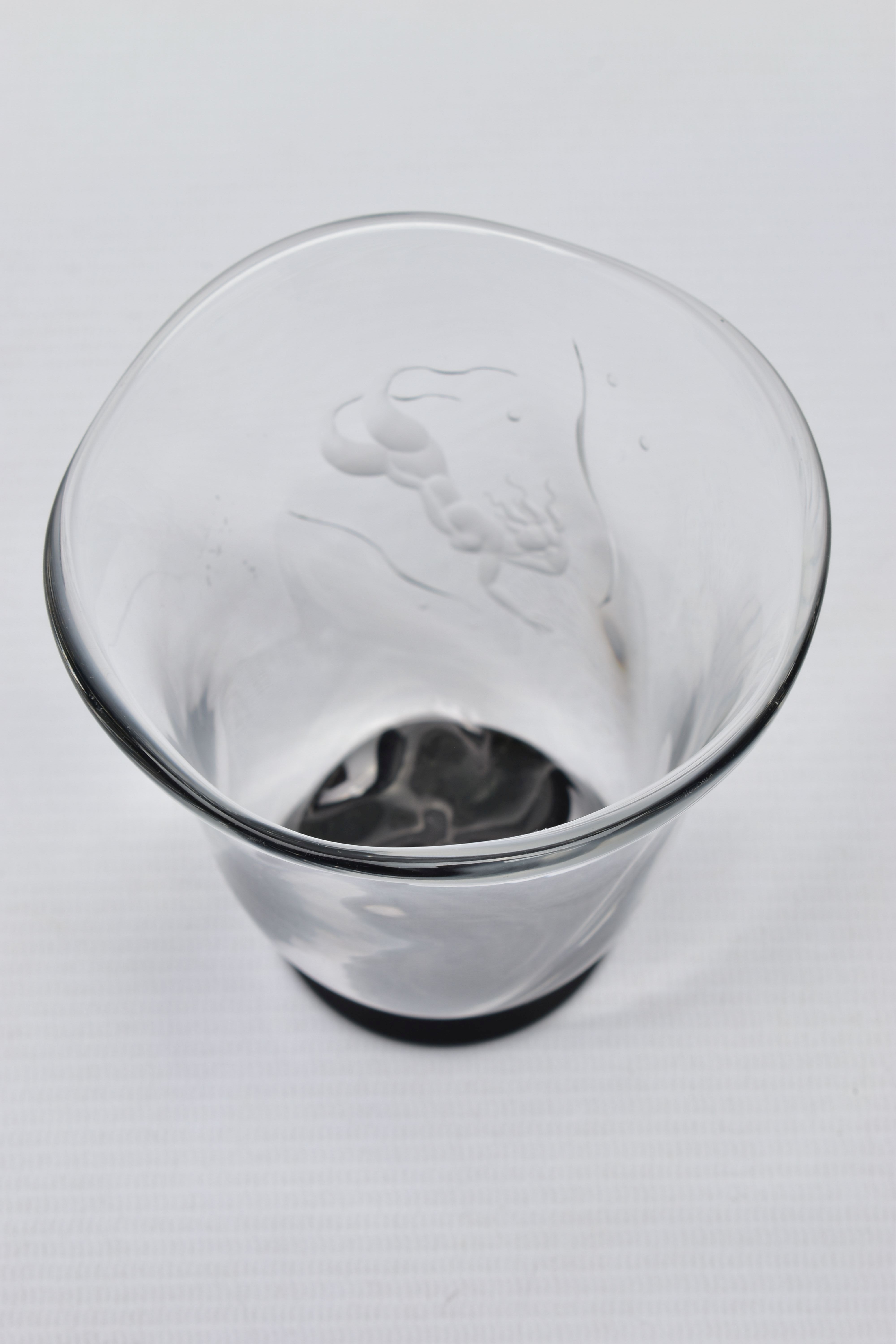 SIMON GATE (1883-1945) FOR ORREFORS, A WRYTHERN FORM VASE WITH CLEAR GLASS BODY AND BLACK FOOT - Image 2 of 9