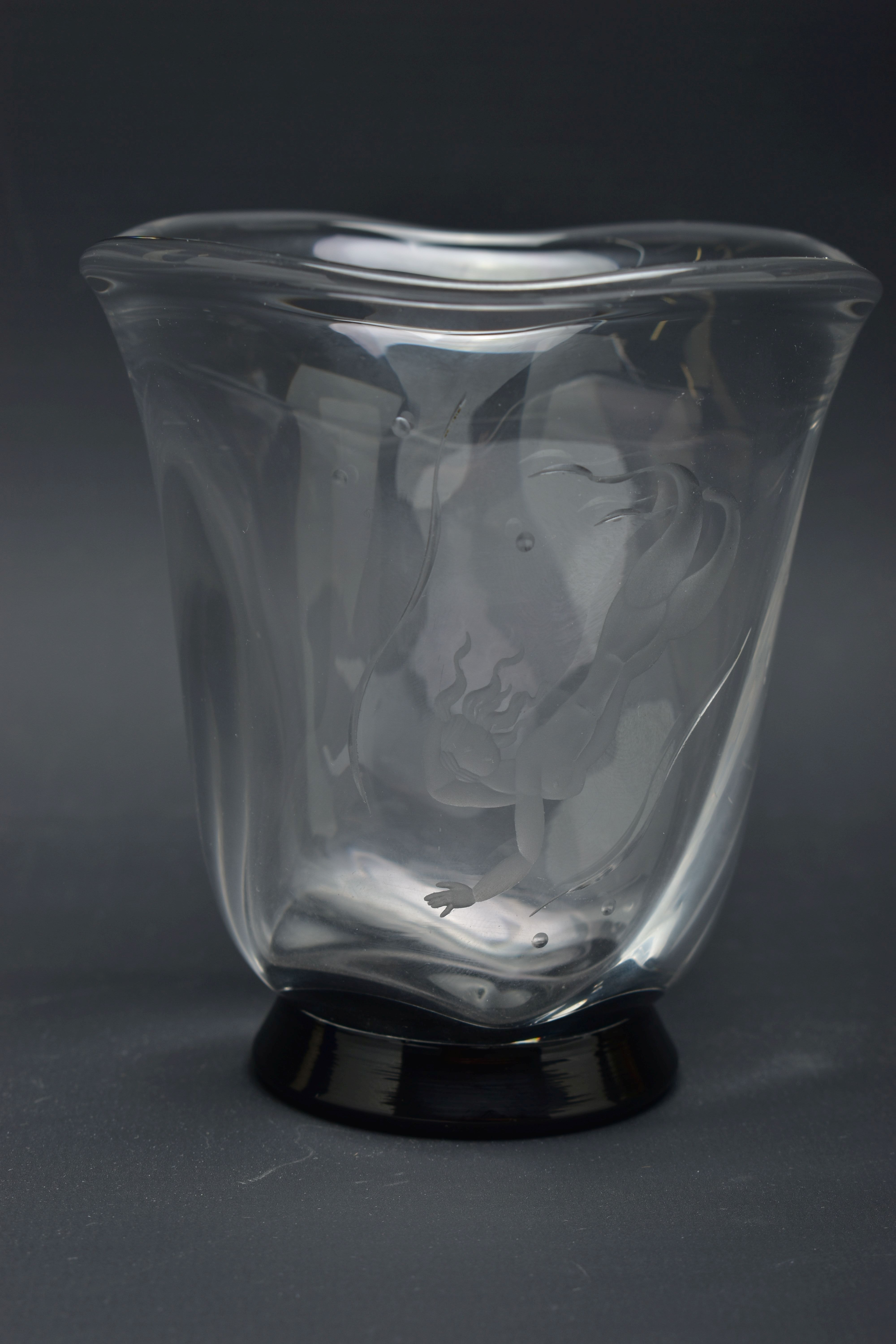 SIMON GATE (1883-1945) FOR ORREFORS, A WRYTHERN FORM VASE WITH CLEAR GLASS BODY AND BLACK FOOT - Image 4 of 9