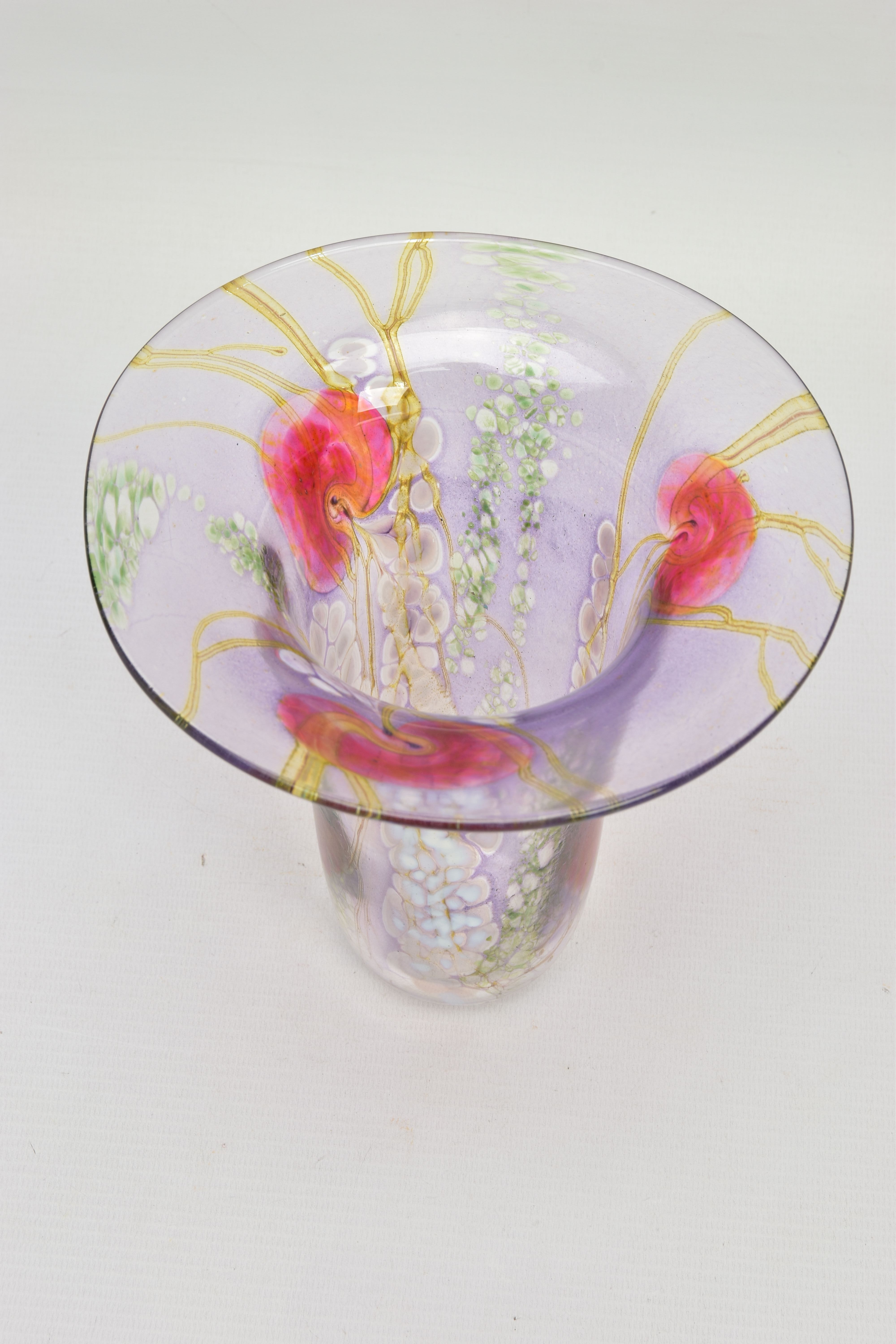 SIDDY LANGLEY (BRITISH CONTEMPORARY) A STUDIO GLASS VASE HAVING MOTTLED WHITE, GREEN AND RED - Image 4 of 8