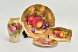 THREE SMALL PIECES OF FRUIT STUDY PAINTED ROYAL WORCESTER AND A ROYAL WORCESTER VASE, comprising a