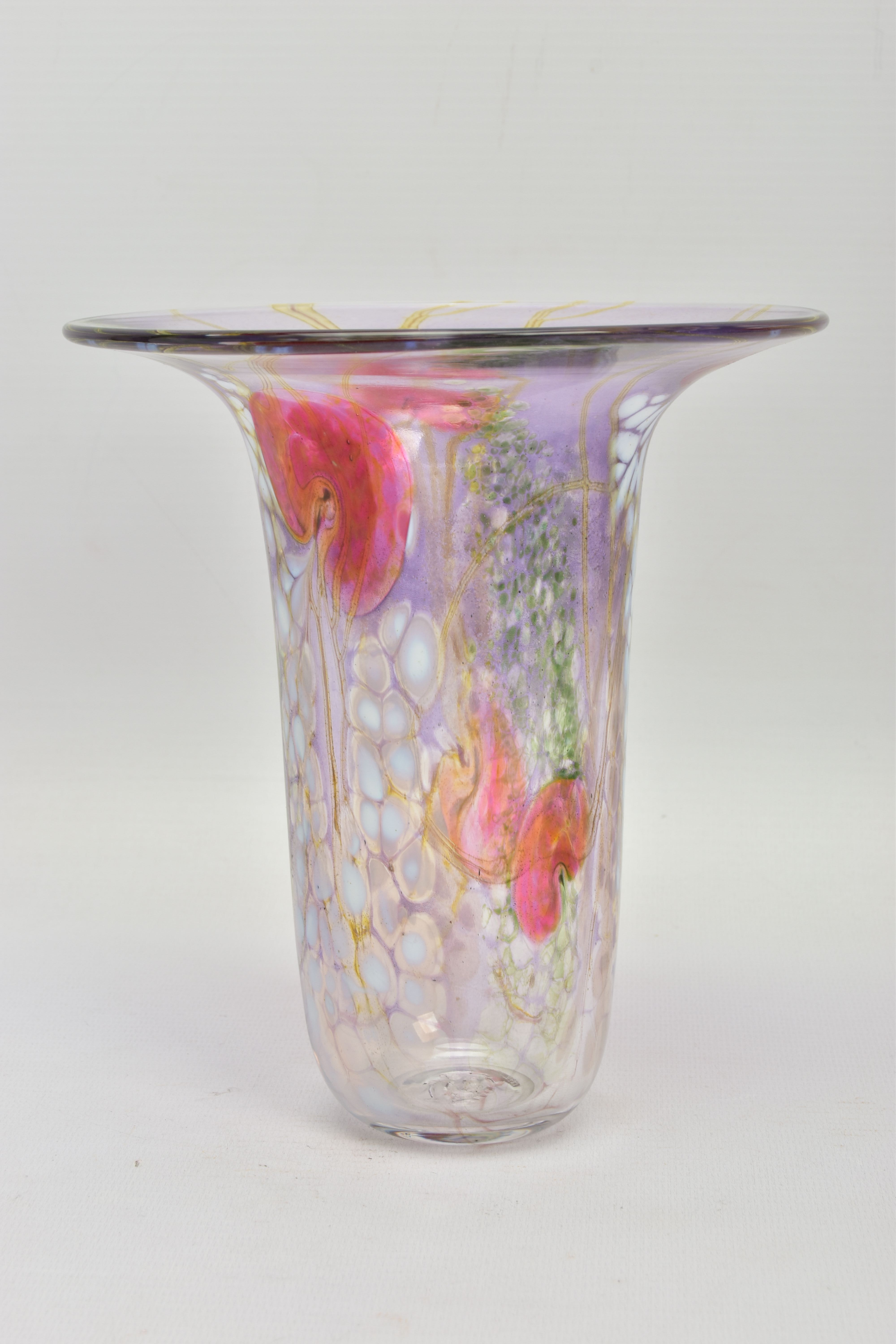 SIDDY LANGLEY (BRITISH CONTEMPORARY) A STUDIO GLASS VASE HAVING MOTTLED WHITE, GREEN AND RED - Image 2 of 8