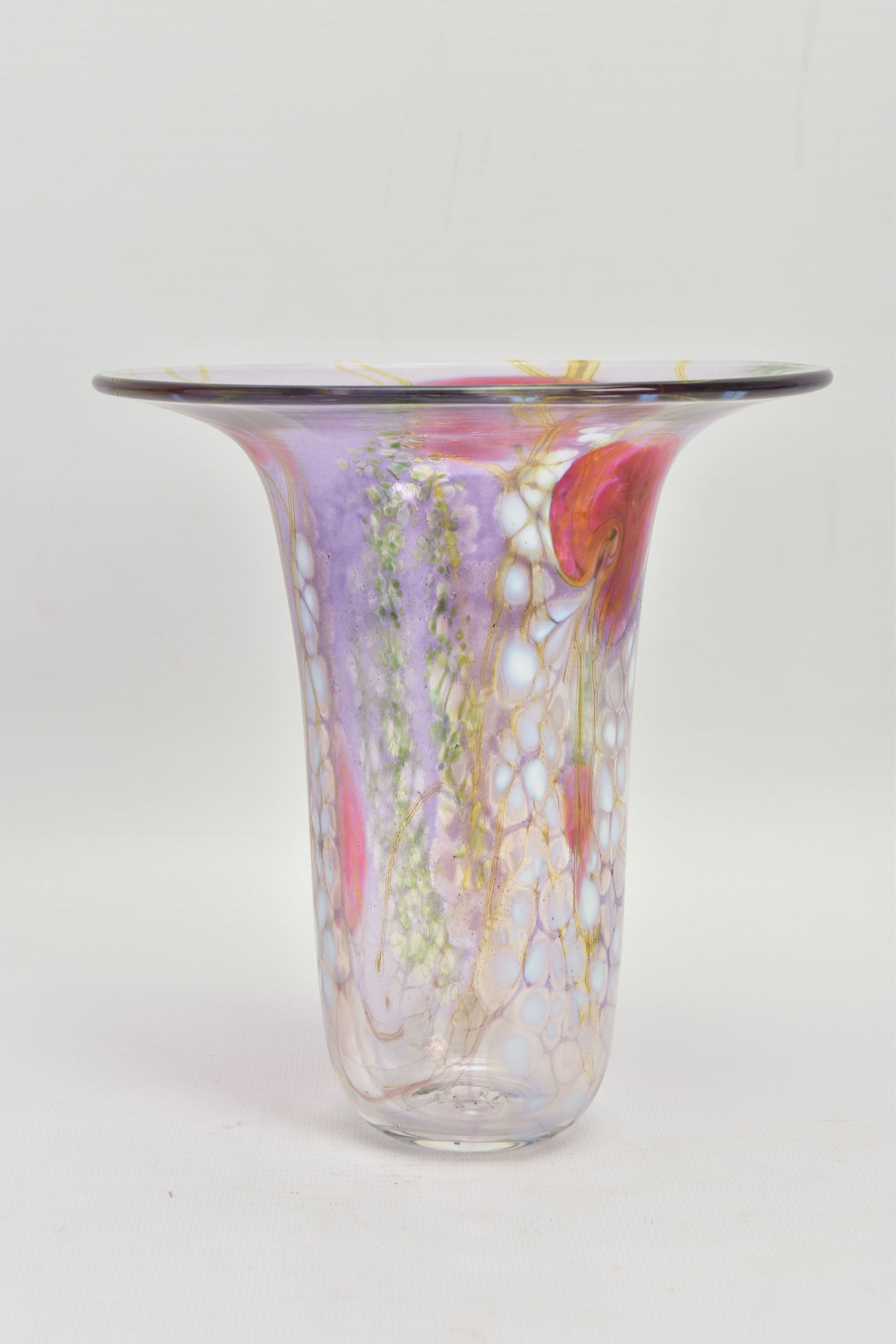 SIDDY LANGLEY (BRITISH CONTEMPORARY) A STUDIO GLASS VASE HAVING MOTTLED WHITE, GREEN AND RED