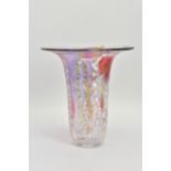 SIDDY LANGLEY (BRITISH CONTEMPORARY) A STUDIO GLASS VASE HAVING MOTTLED WHITE, GREEN AND RED