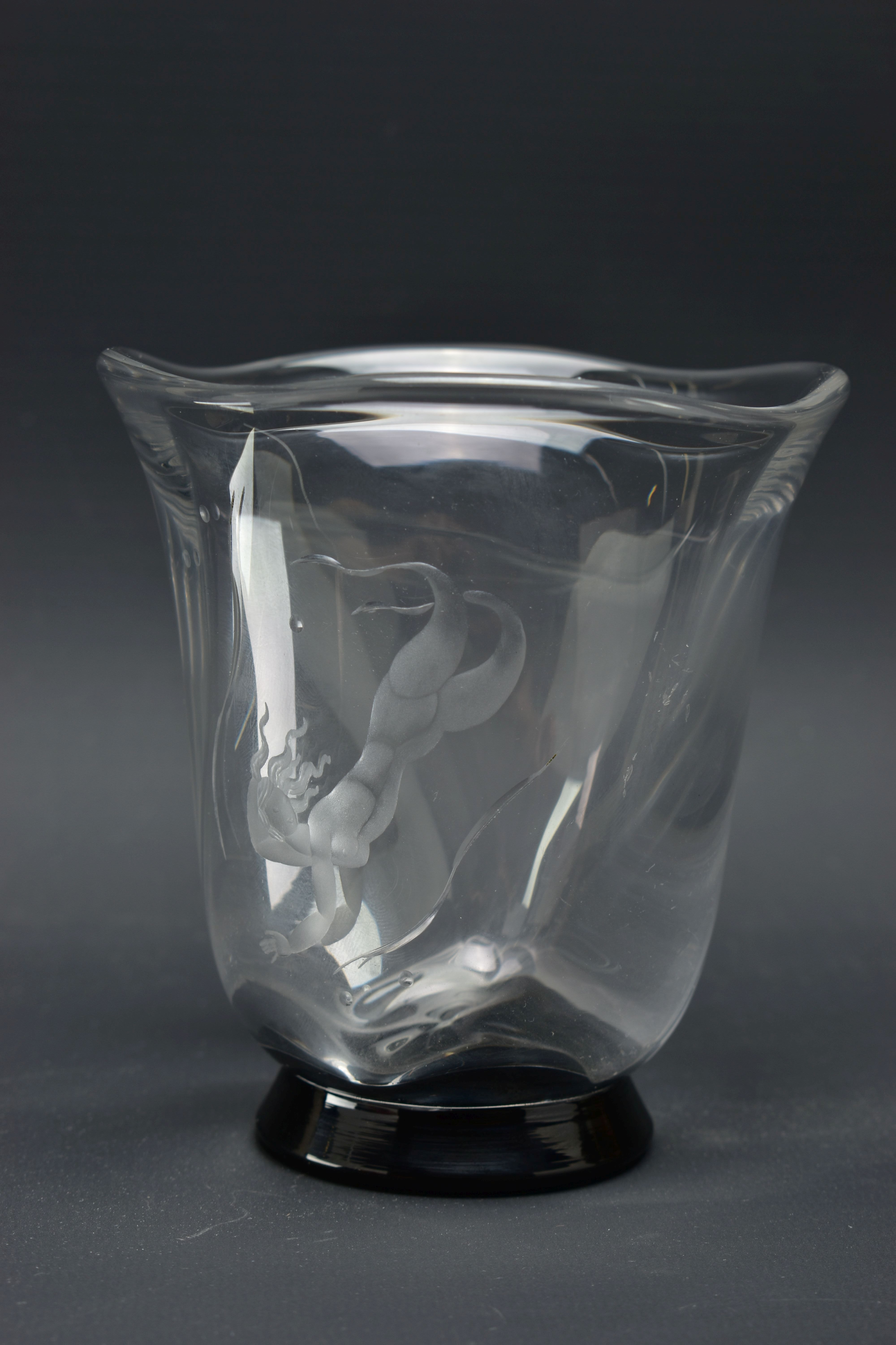 SIMON GATE (1883-1945) FOR ORREFORS, A WRYTHERN FORM VASE WITH CLEAR GLASS BODY AND BLACK FOOT - Image 5 of 9