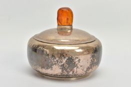 A 20TH CENTURY GERMAN SILVER CIRCULAR BOWL WITH PULL OFF COVER, fitted with an amber finial to the