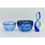 FLEUR TOOKEY (BRITISH CONTEMPORARY) STUDIO GLASS BOWLS AND VASE, comprising a bowl having mottled