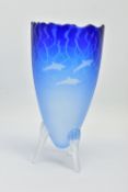 MALCOLM SUTCLIFFE (BRITISH CONTEMPORARY) AN AMPHORA SHAPED GLASS VASE RAISED ON THREE LEGS,