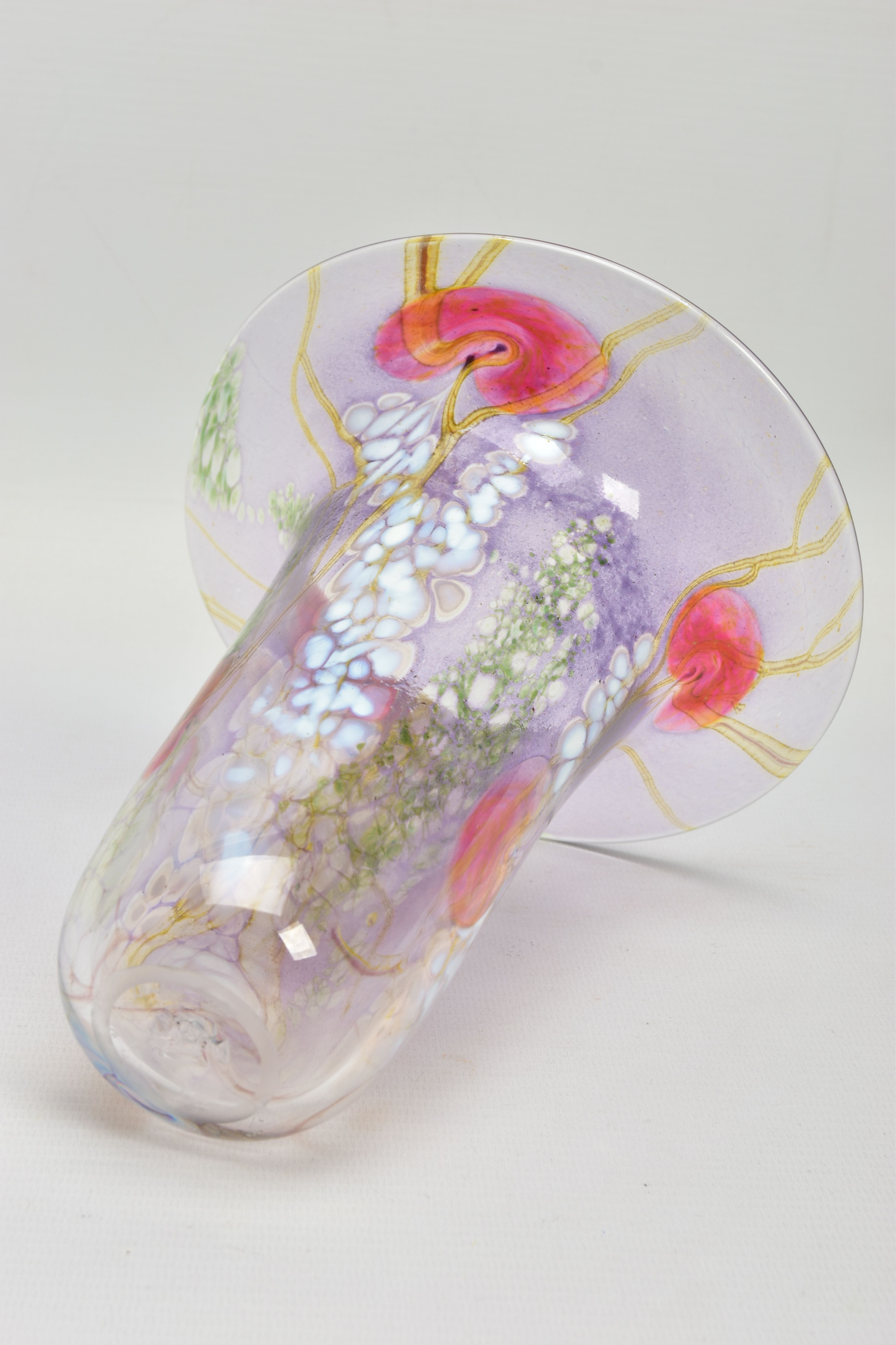 SIDDY LANGLEY (BRITISH CONTEMPORARY) A STUDIO GLASS VASE HAVING MOTTLED WHITE, GREEN AND RED - Image 6 of 8