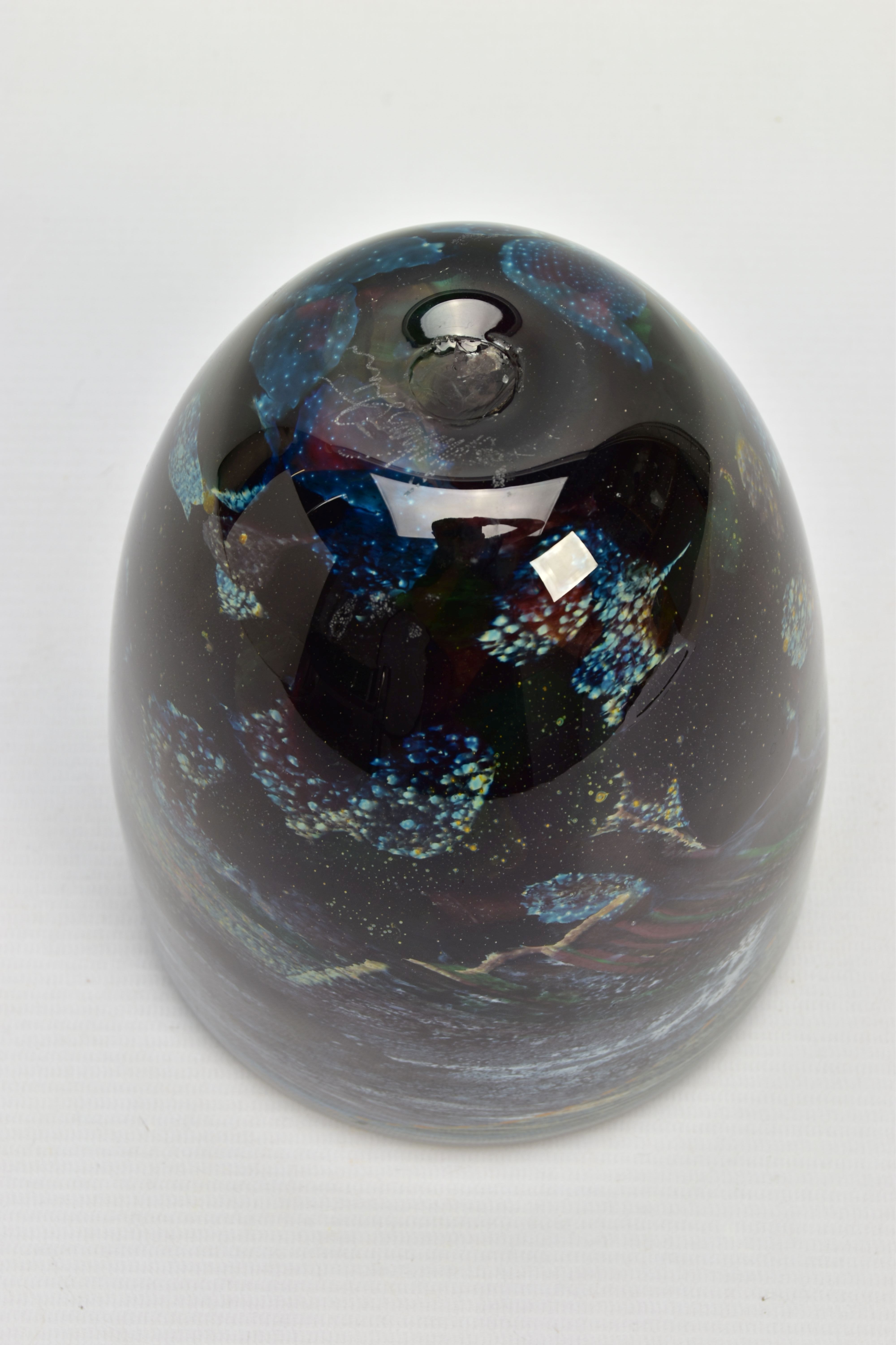 ANTHONY STERN (1944-2022) A STUDIO GLASS VASE HAVING AN ABSTRACT PATTERN, signed to the base, - Image 7 of 8