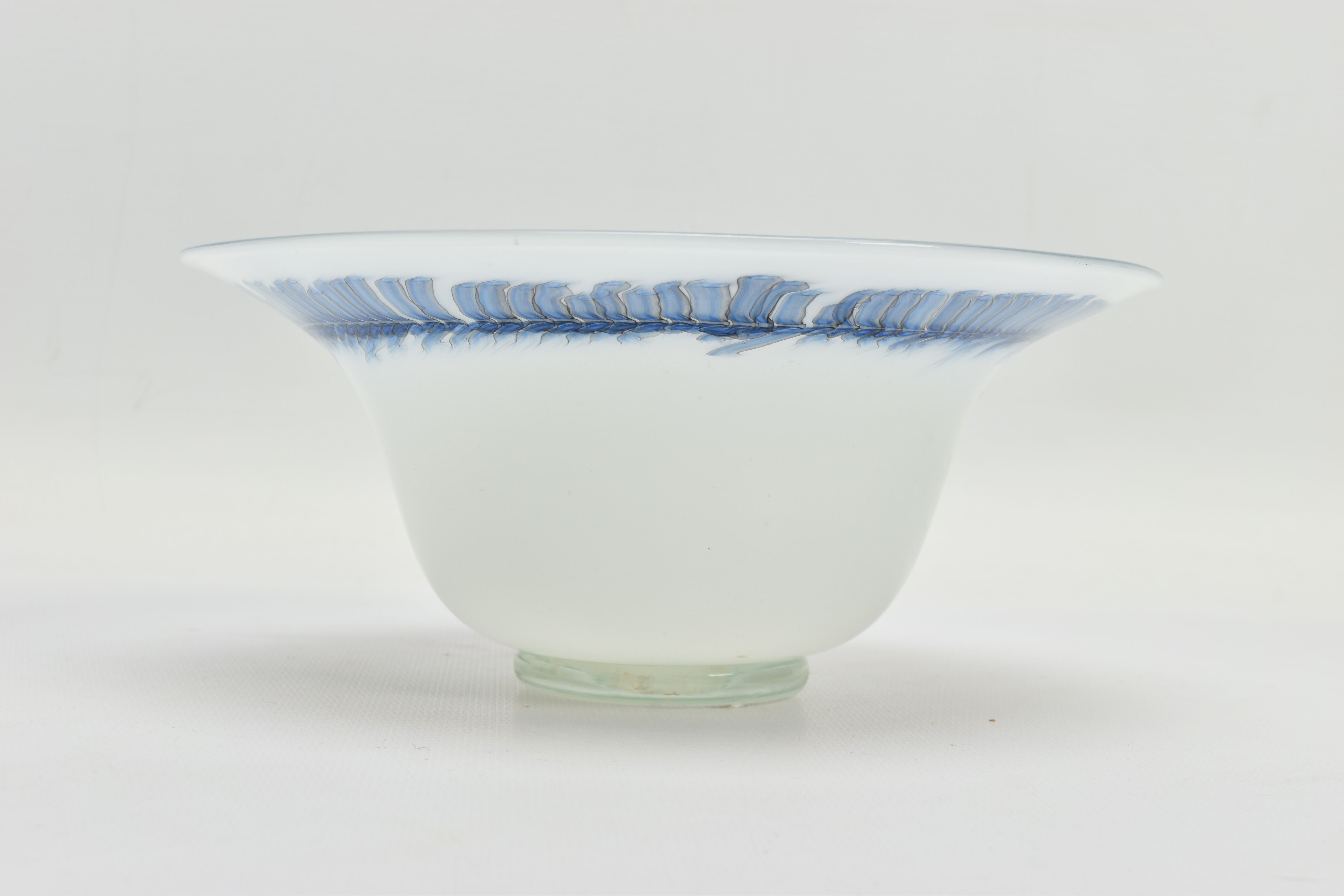 MALCOM SUTCLIFFE (BRITISH CONTEMPORARY) A WHITE FOOTED BOWL WITH BLUE DECORATION TO THE RIM, - Image 3 of 6