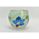 SIDDY LANGLEY (BRITISH CONTEMPORARY) A STUDIO GLASS BOWL DECORATED WITH BLUE FLOWERS AND FOLIAGE,
