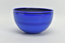 RACHAEL WOODMAN / NEIL WILKIN (BRITISH CONTEMPORARY) A LATE 20TH CENTURY SOMMERSO BOWL, blue over