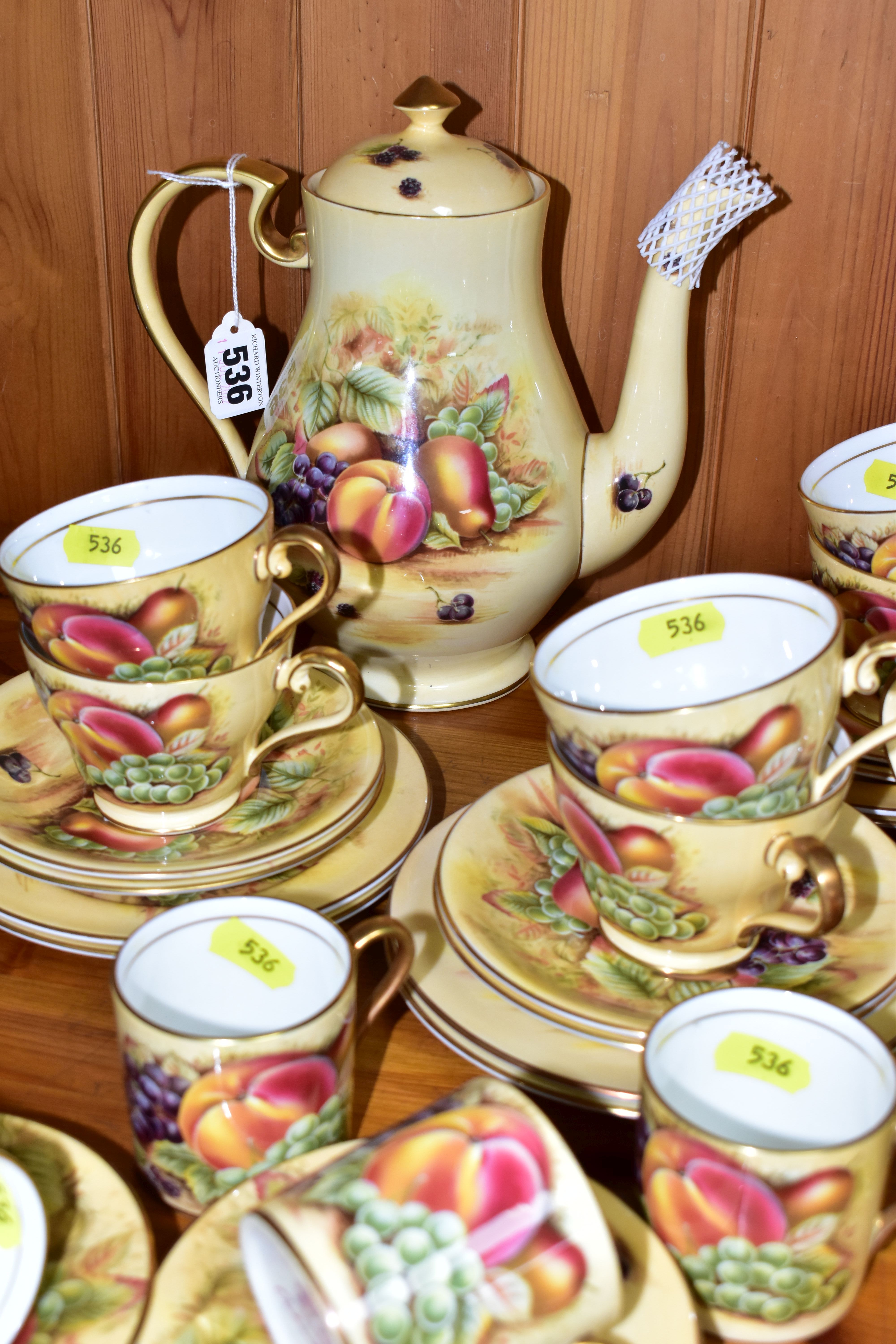 AN AYNSLEY 'ORCHARD GOLD' TEA AND COFFEE SET, comprising six teacups, six saucers, six tea plates, - Bild 3 aus 4