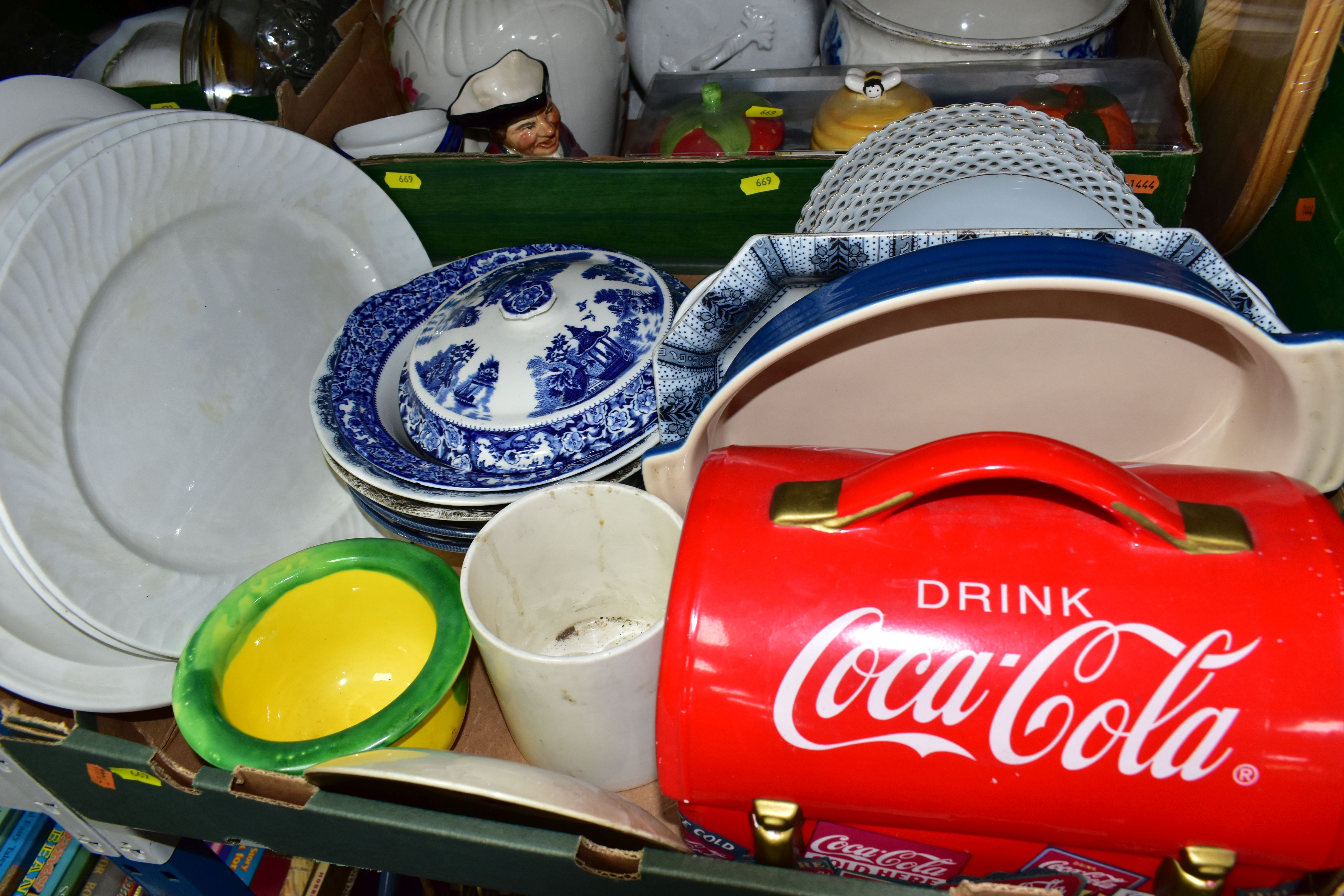 THREE BOXES AND LOOSE OF CERAMICS, KITCHEN AND HOUSEHOLD ITEMS, ETC, including a Le Creuset blue - Bild 5 aus 6