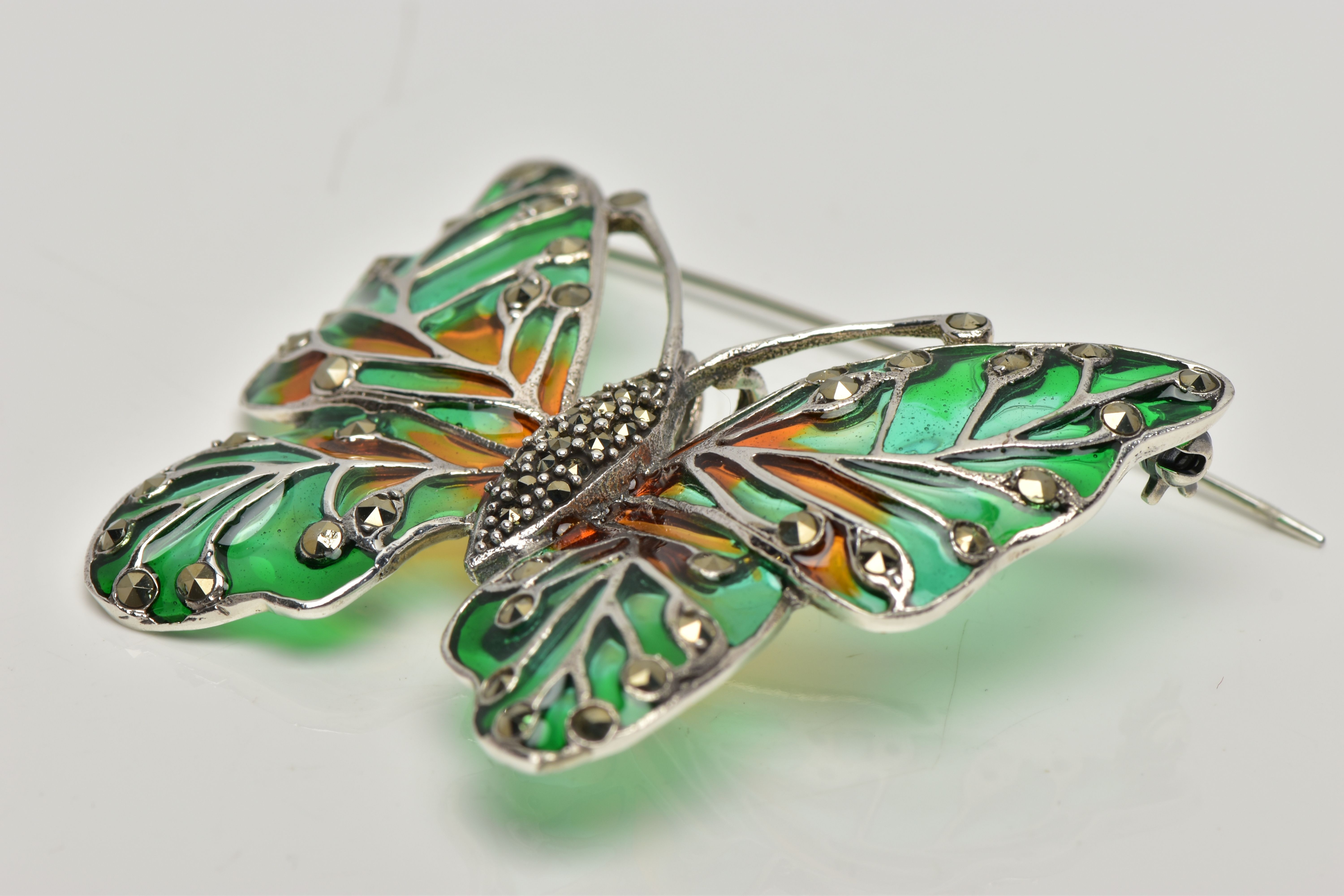 A WHITE METAL PLIQUE A JOUR BUTTERFLY BROOCH, the butterfly set with a marcasite body, enamelled - Bild 2 aus 3