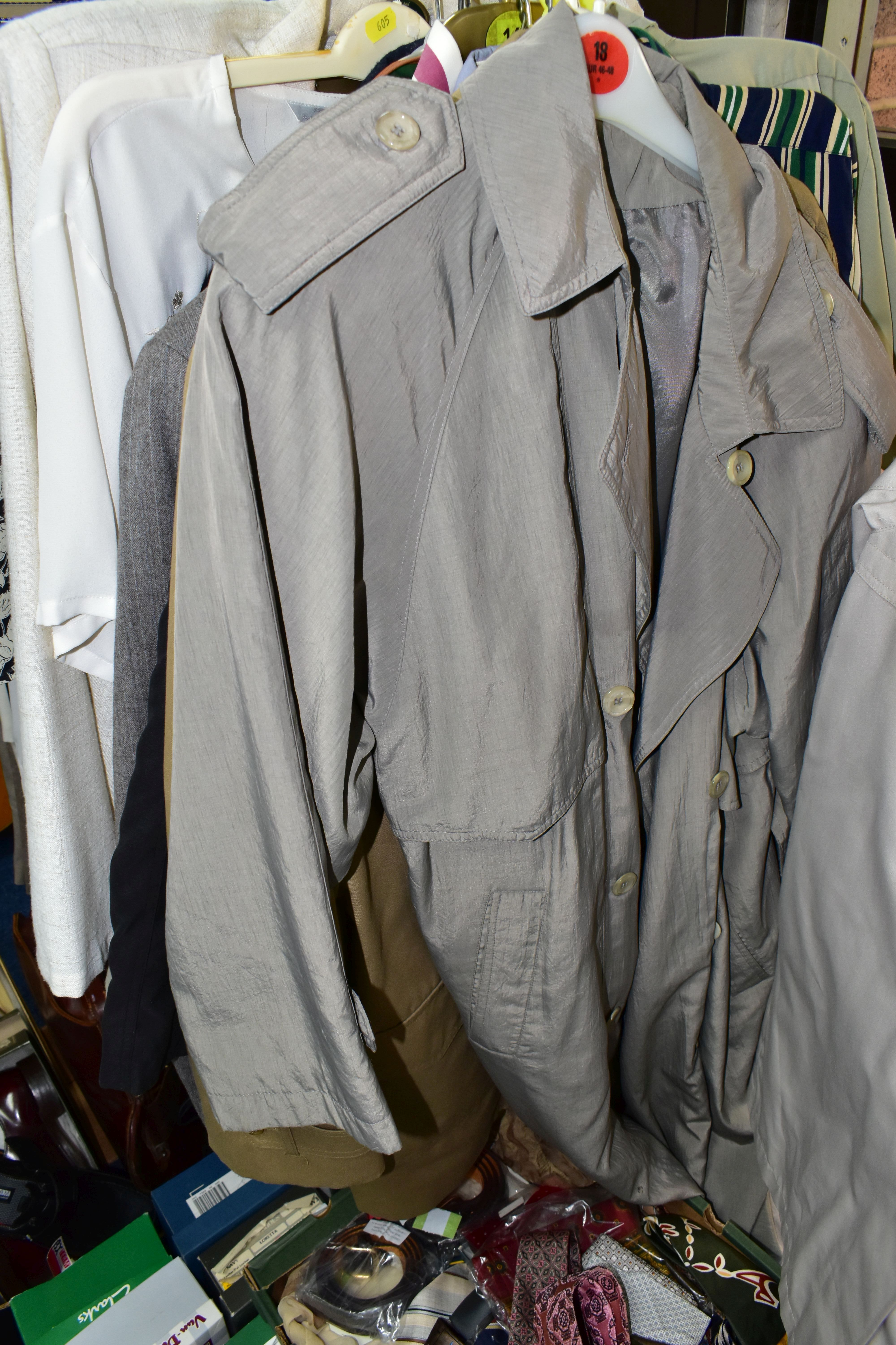 A QUANTITY OF MENS AND WOMENS CLOTHING, SHOES AND SUITCASES, to include men's jackets and suits, - Bild 15 aus 26