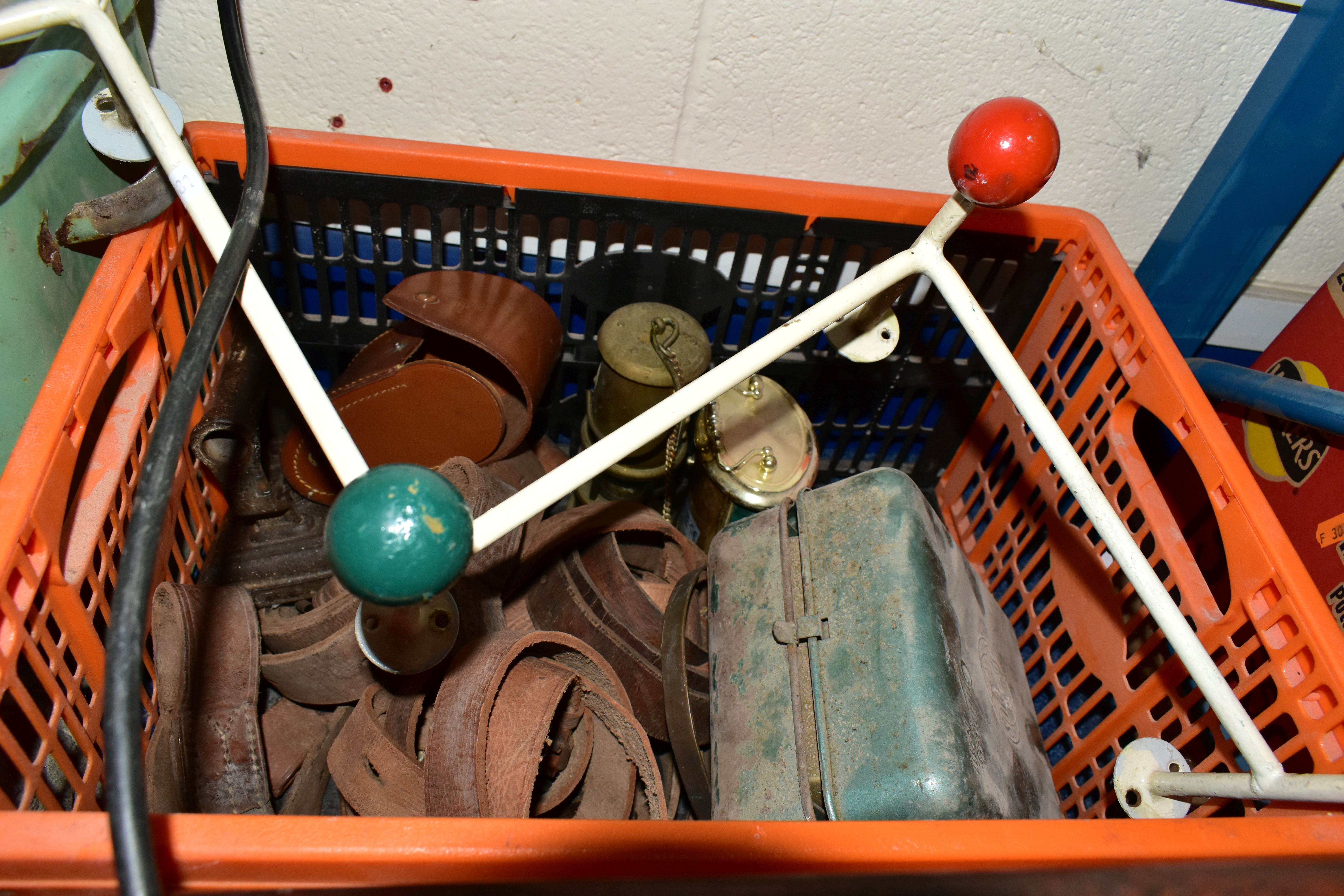 TWO BOXES AND LOOSE METALWARES AND SUNDRY ITEMS, to include a Welch Patent railway hand lamp, a - Bild 6 aus 6