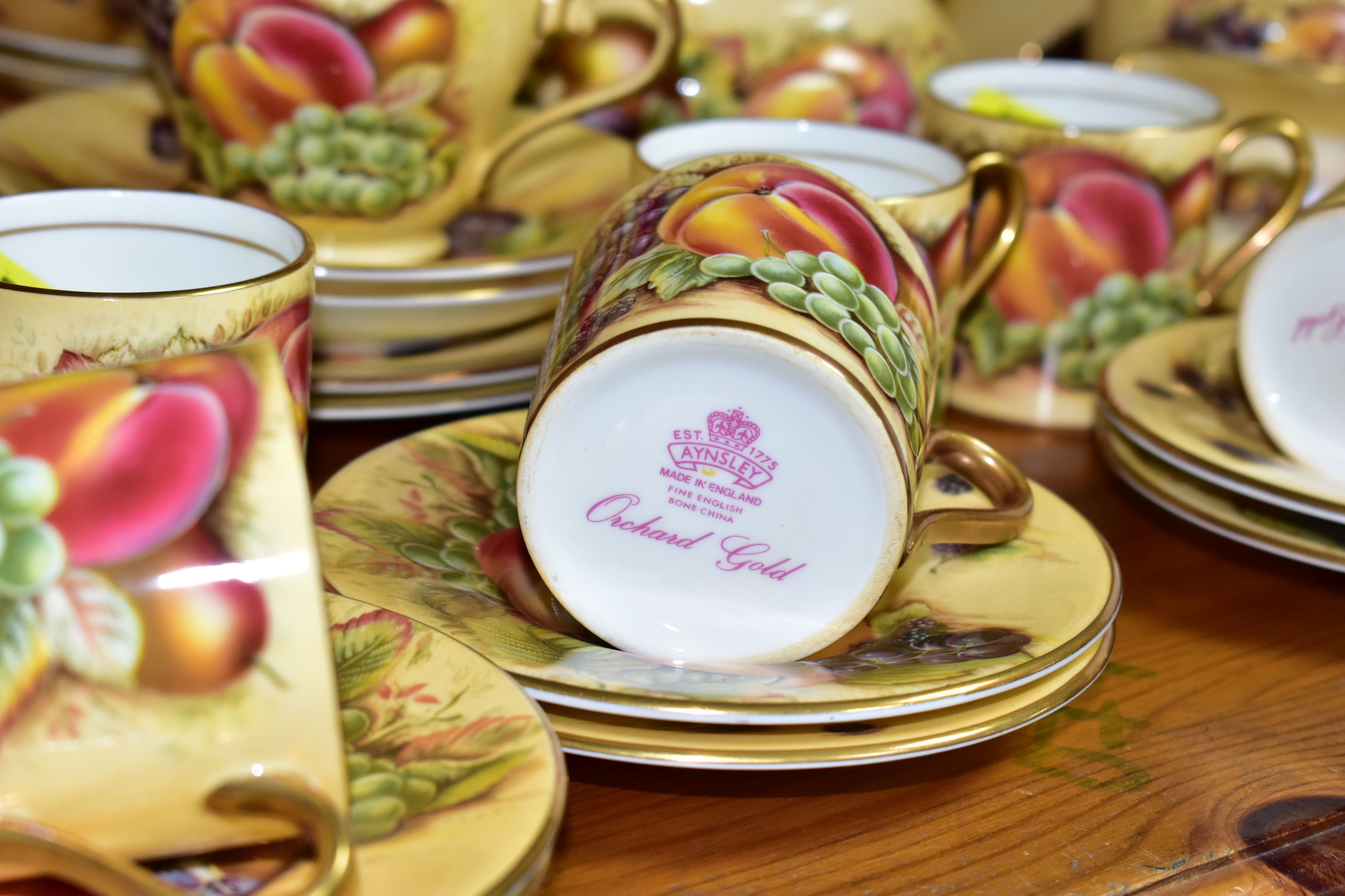 AN AYNSLEY 'ORCHARD GOLD' TEA AND COFFEE SET, comprising six teacups, six saucers, six tea plates, - Bild 2 aus 4