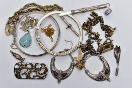 A SELECTION OF SILVER, YELLOW AND WHITE METAL JEWELLERY ITEMS, to include a silver fancy link