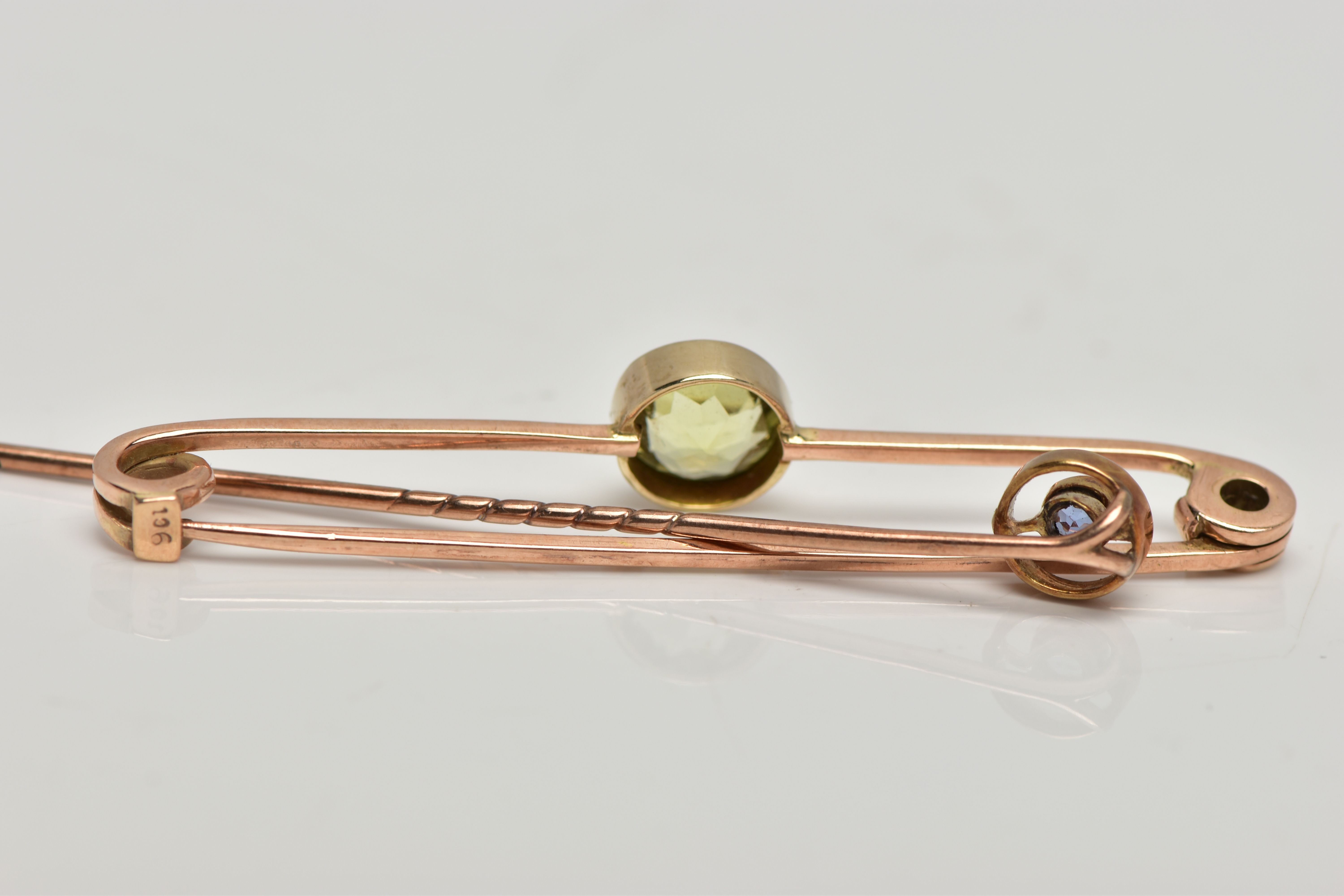 A PERIDOT BAR BROOCH AND A SAPPHIRE STICK PIN, the circular shape peridot collet set measuring - Image 3 of 3