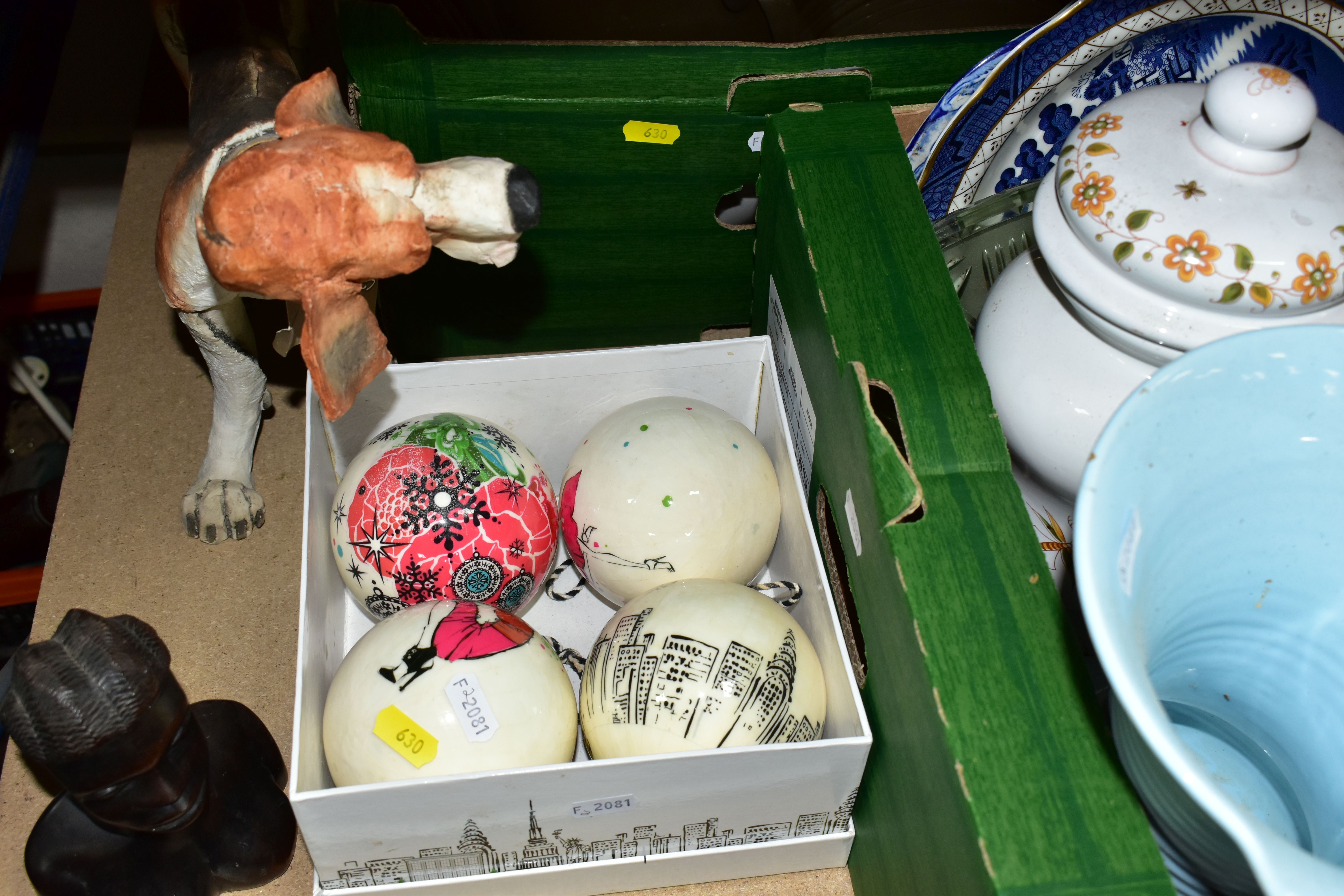 THREE BOXES AND LOOSE CERAMICS, GLASS AND SUNDRY ITEMS, to include a boxed set of four Bloomingdales - Image 4 of 6