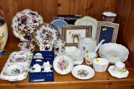 A GROUP OF WEDGWOOD AND COALPORT GIFTWARE, comprising a boxed Wedgwood Jasperware plate '