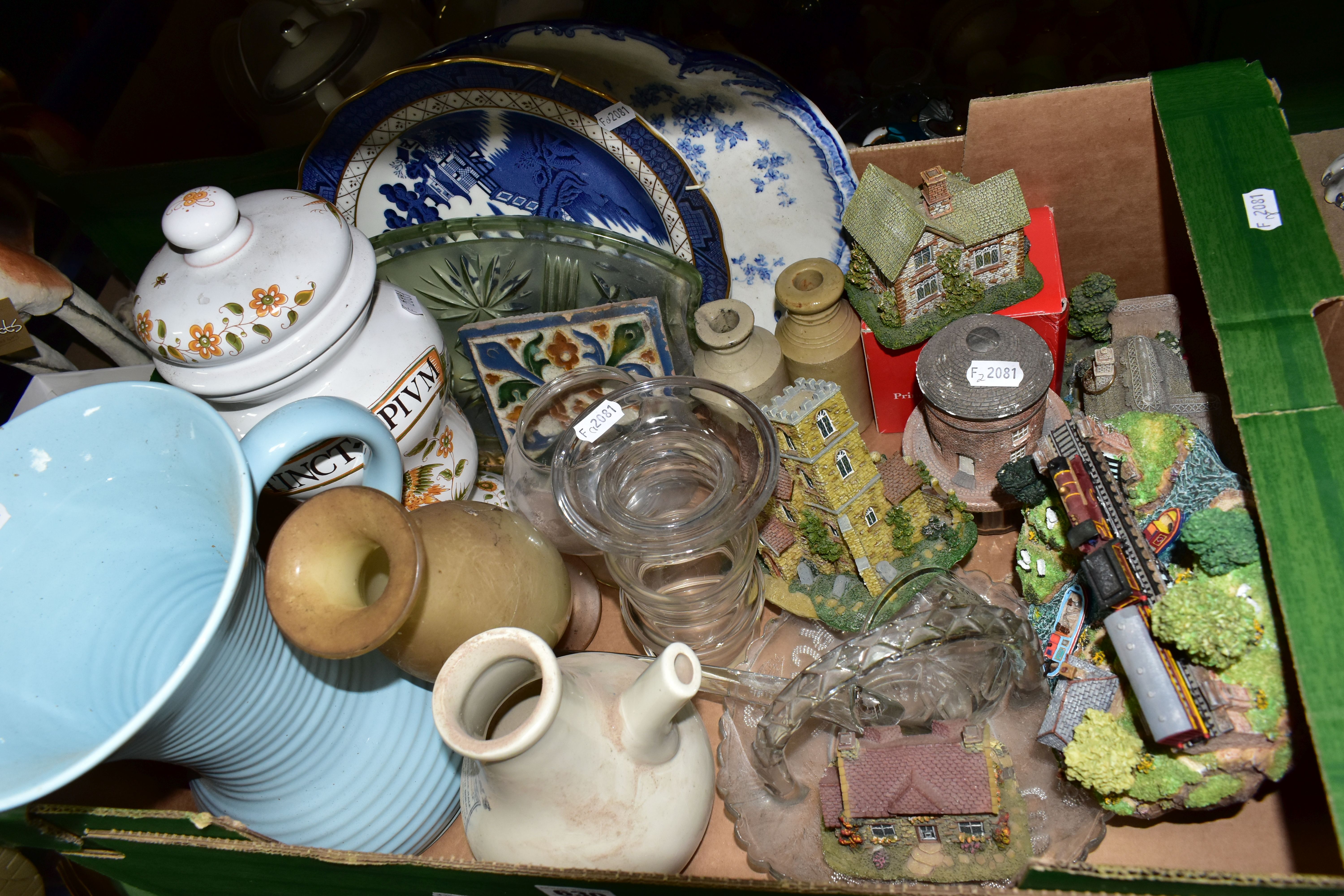 THREE BOXES AND LOOSE CERAMICS, GLASS AND SUNDRY ITEMS, to include a boxed set of four Bloomingdales - Image 2 of 6