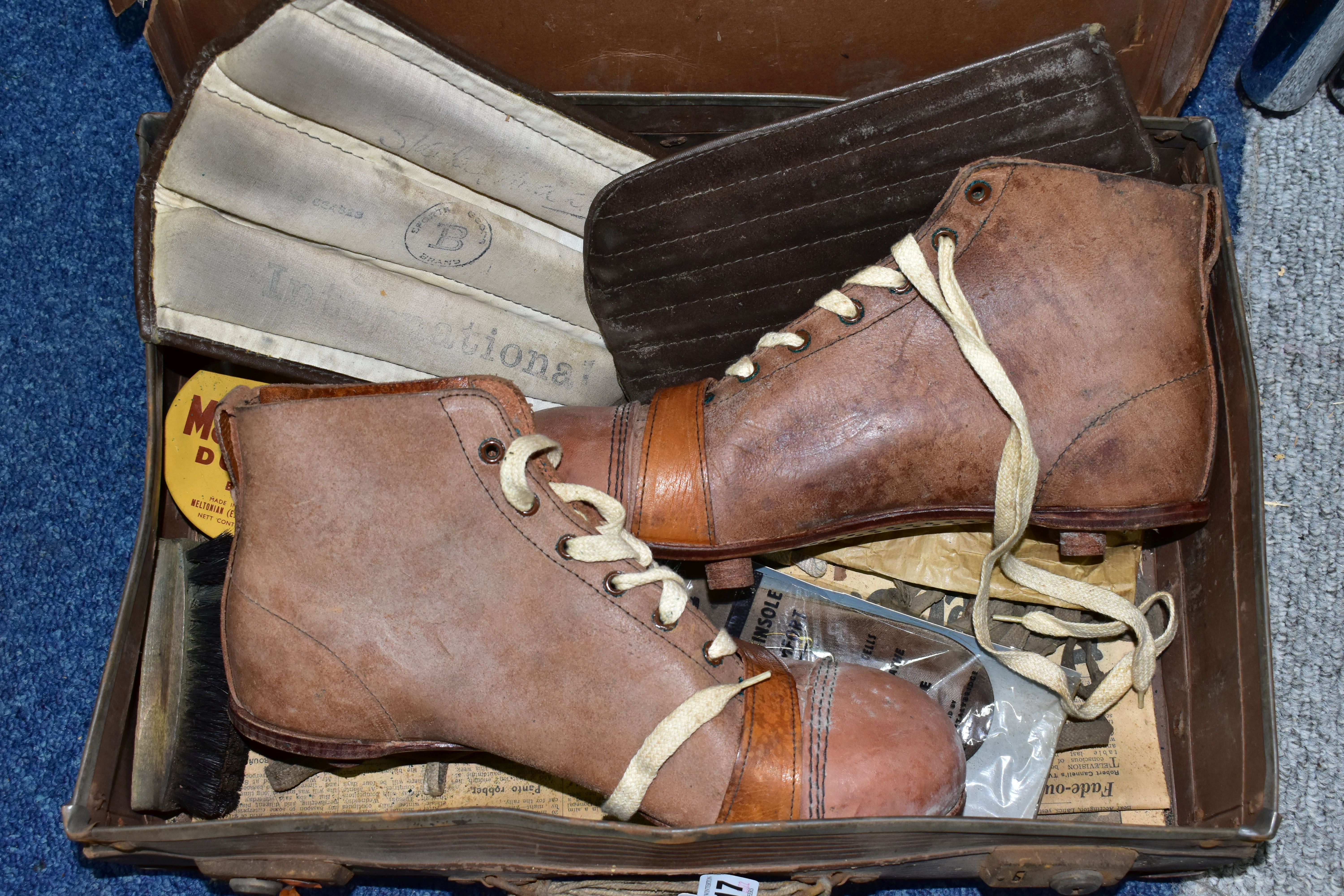 A PAIR OF VINTAGE LEATHER FOOTBALL BOOTS, size 9, together with a pair of vintage shin pads and - Bild 3 aus 3