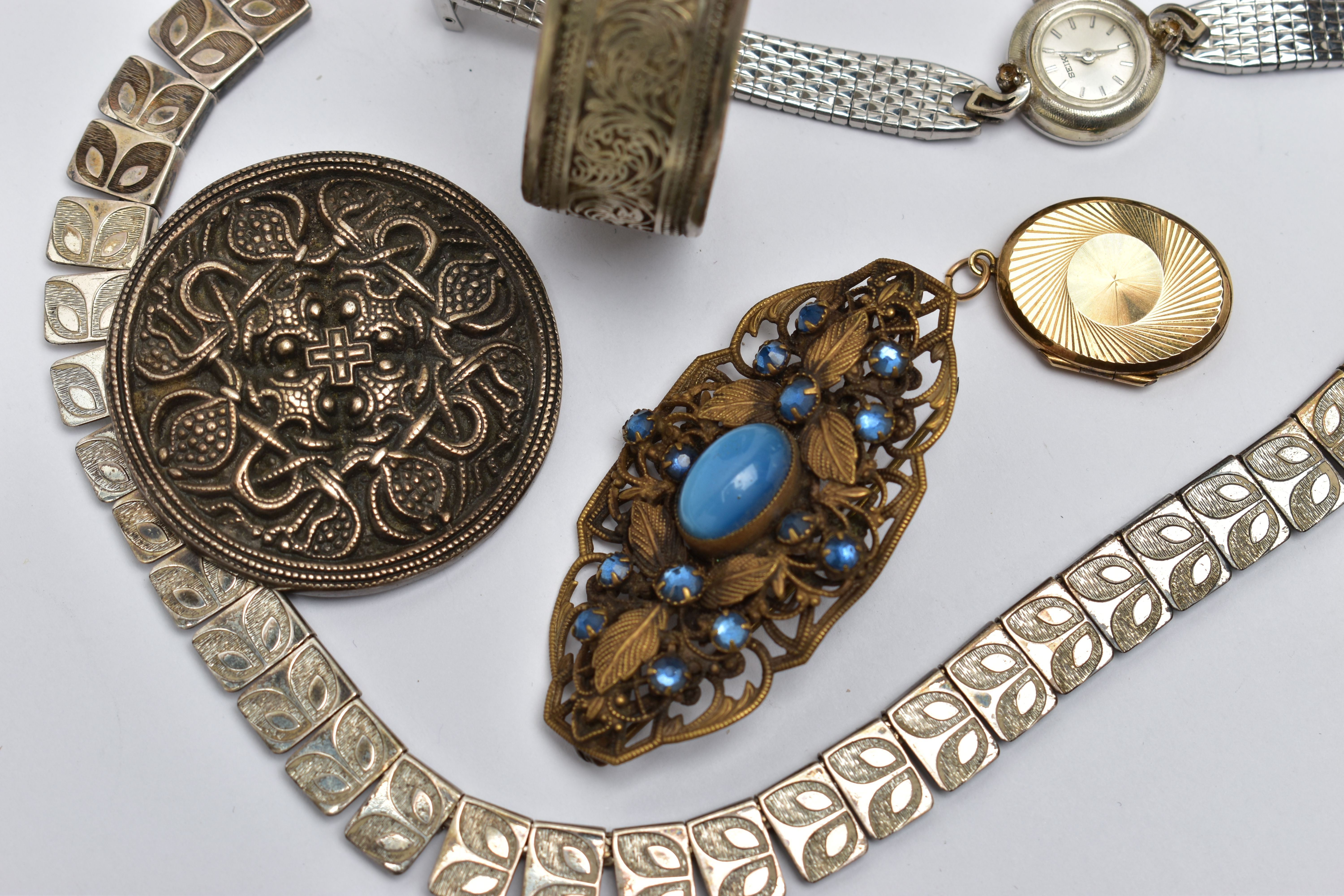 AN ASSORTMENT OF YELLOW AND WHITE METAL JEWELLERY ITEMS, to include a ladies manual wind wristwatch, - Image 3 of 4