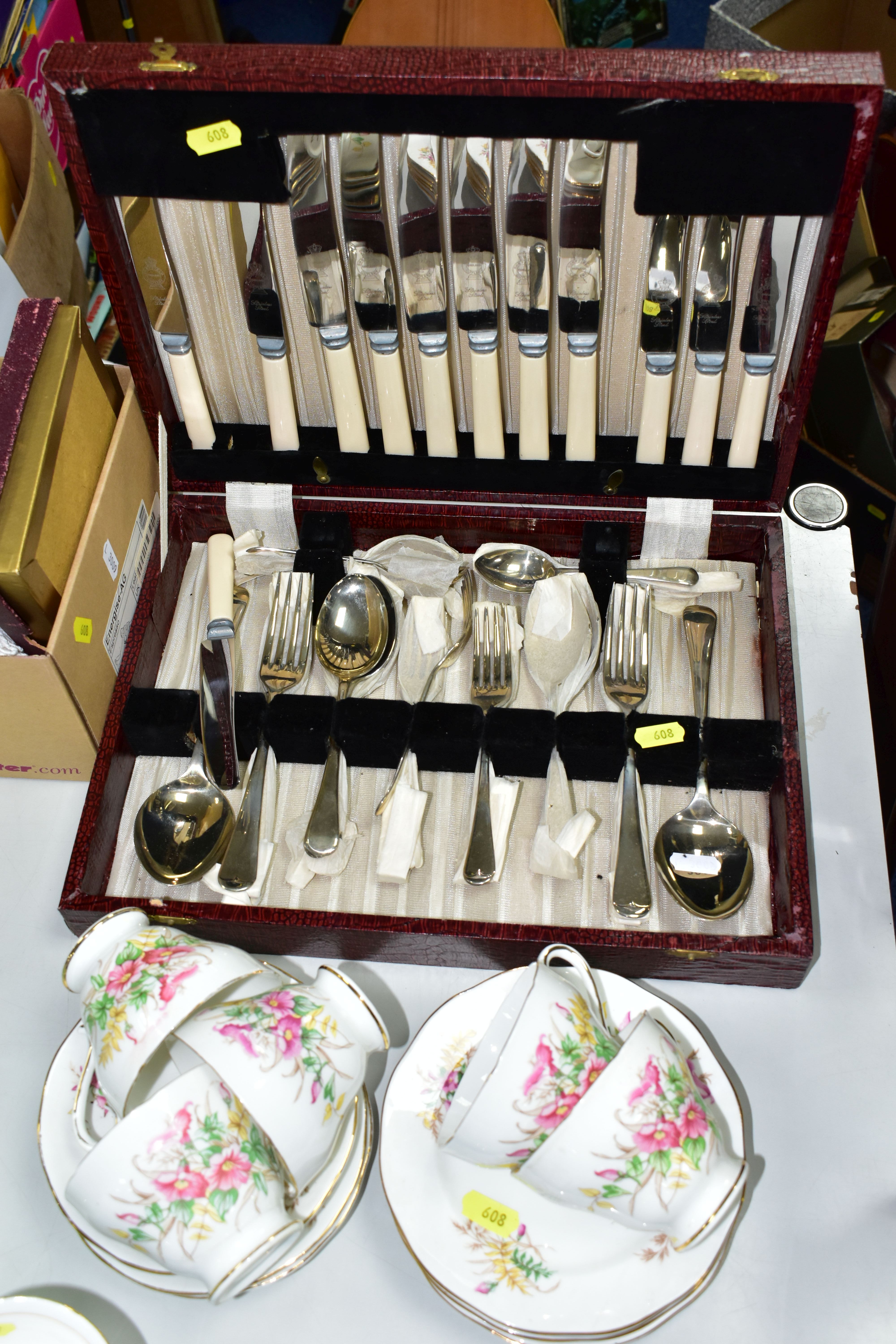 A QUANTITY OF COLLECTABLE PLATES, GLASSWARE AND CUTLERY, comprising twenty plates, Royal Doulton ' - Image 5 of 7