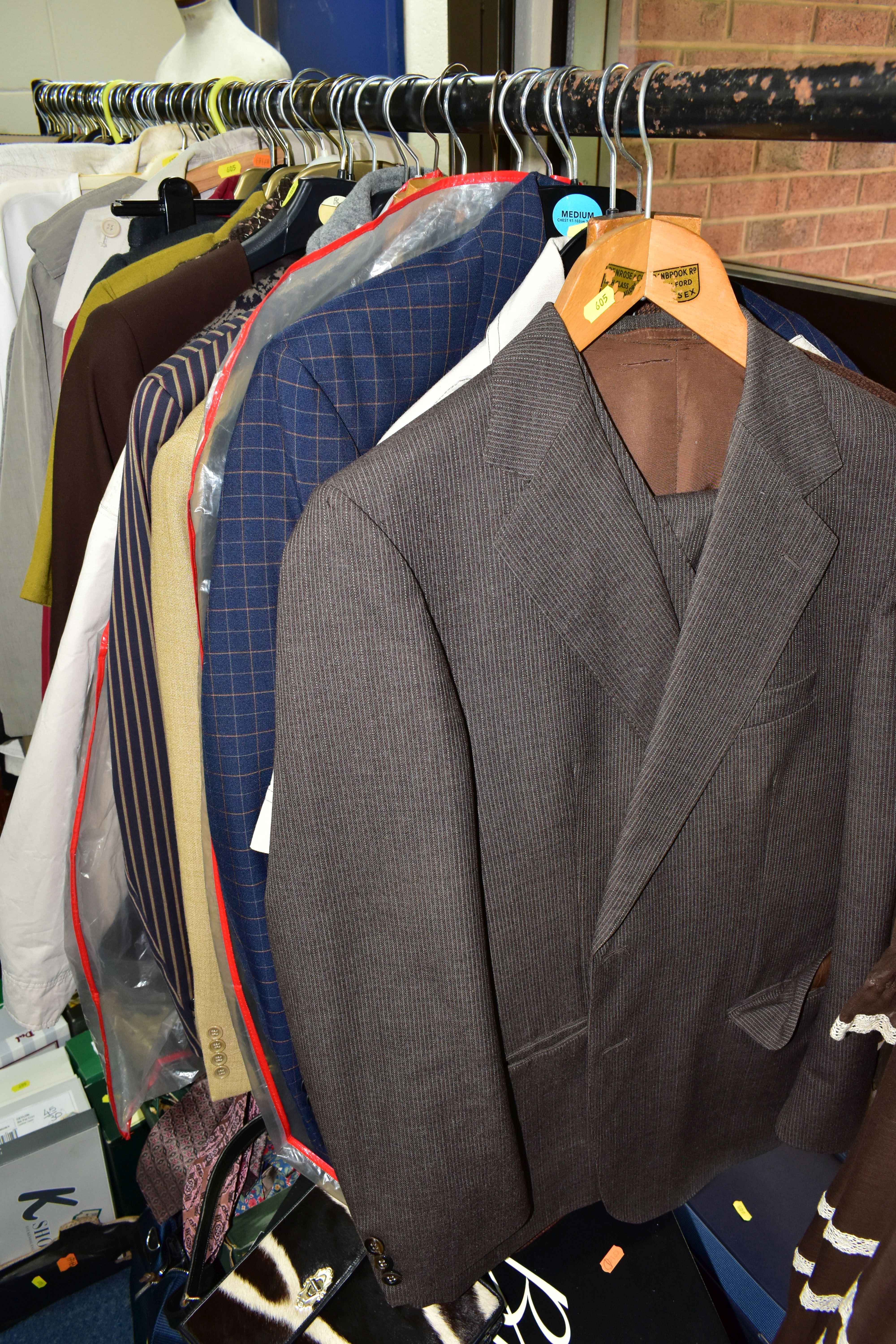 A QUANTITY OF MENS AND WOMENS CLOTHING, SHOES AND SUITCASES, to include men's jackets and suits, - Bild 5 aus 26