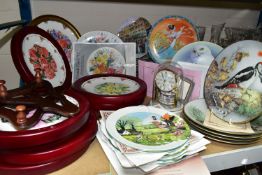 A GROUP OF COLLECTORS PLATES, and a Franklin Mint Carousel Anniversary Clock, approximately forty