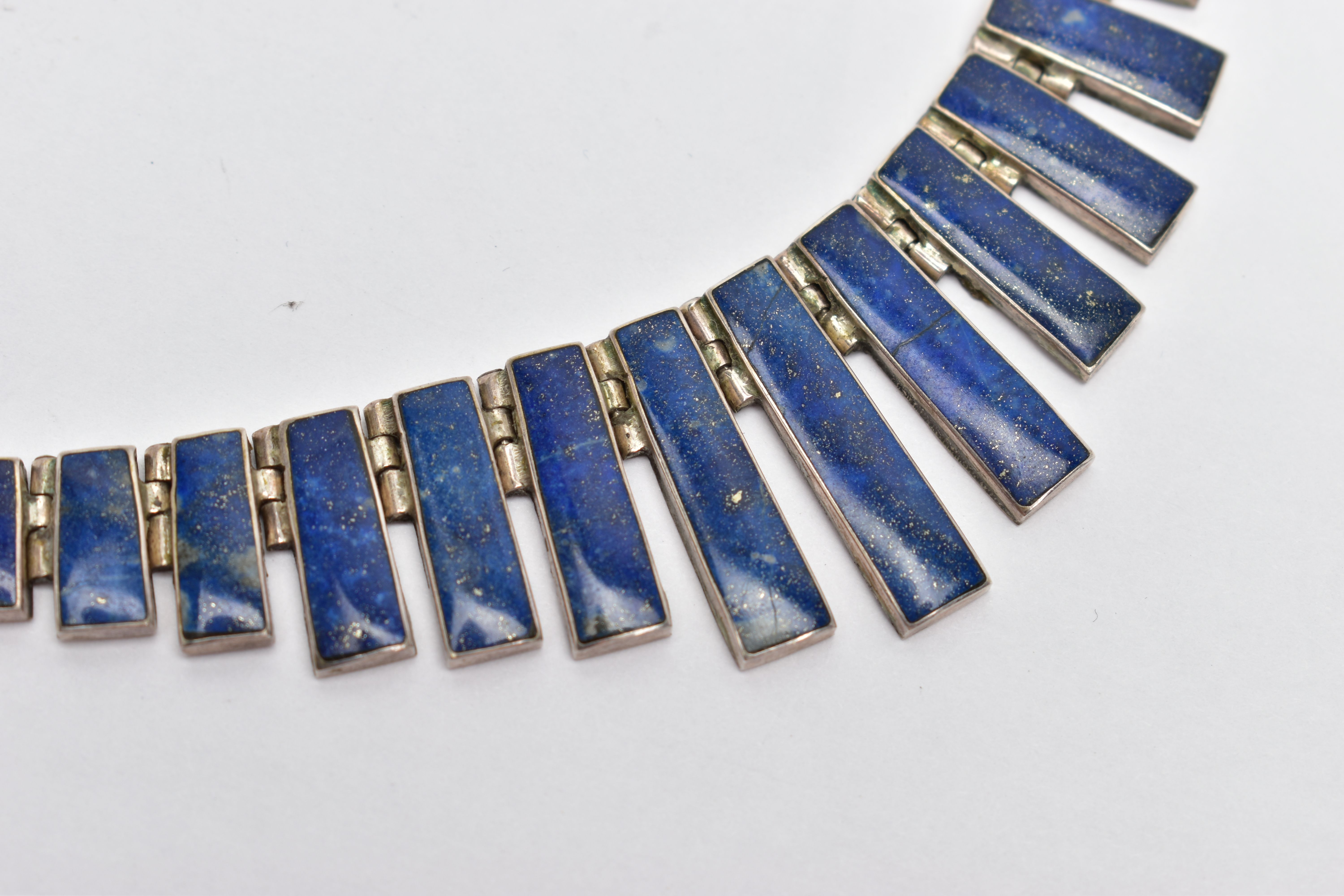 A WHITE METAL LAPIS LAZULI FRINGE NECKLACE, designed as a series of graduated lapis lazuli hinged - Image 2 of 5