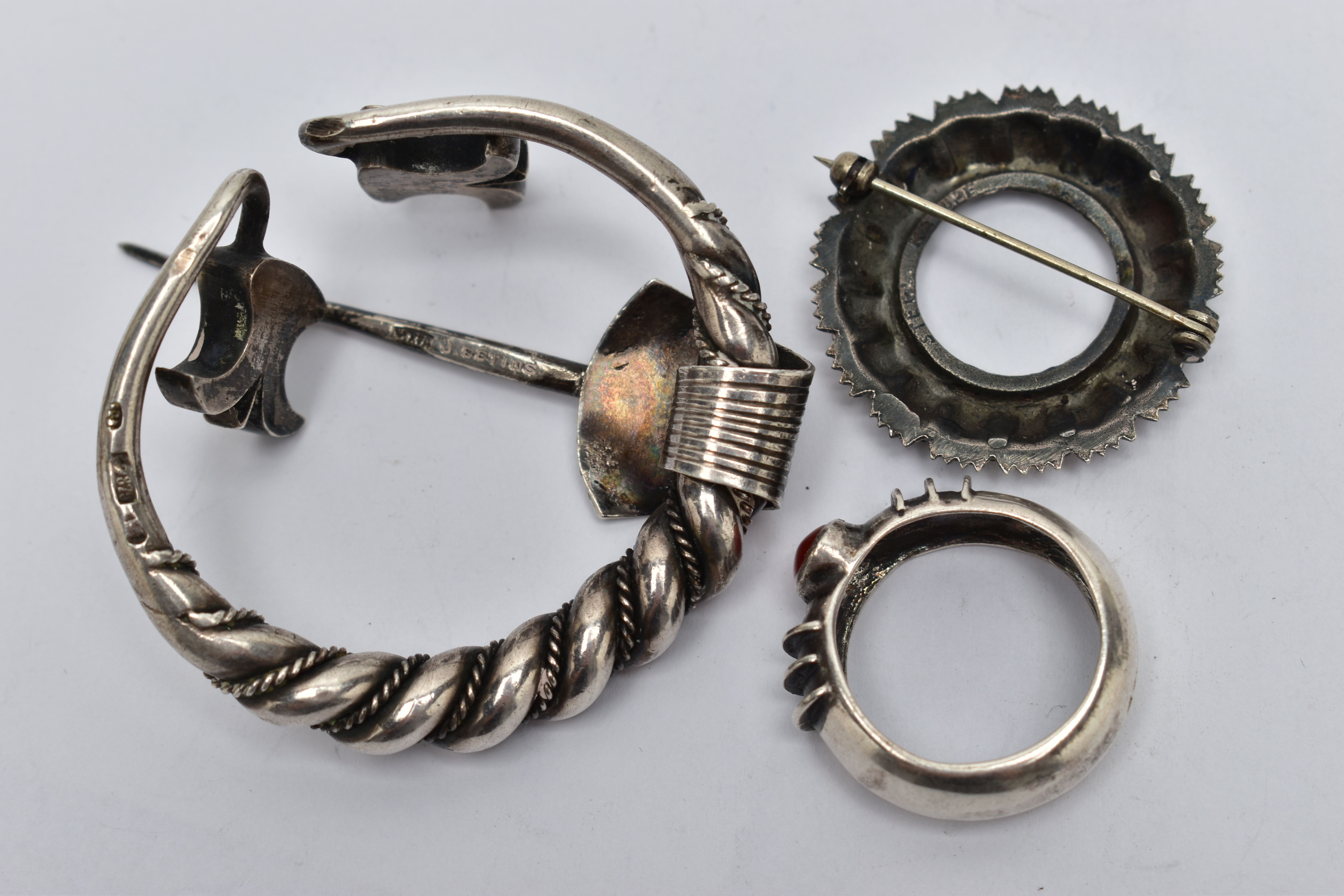 A CLOAK CLIP, BROOCH AND A RING, the white metal cloak clip of a circular form, featuring rope twist - Image 3 of 3