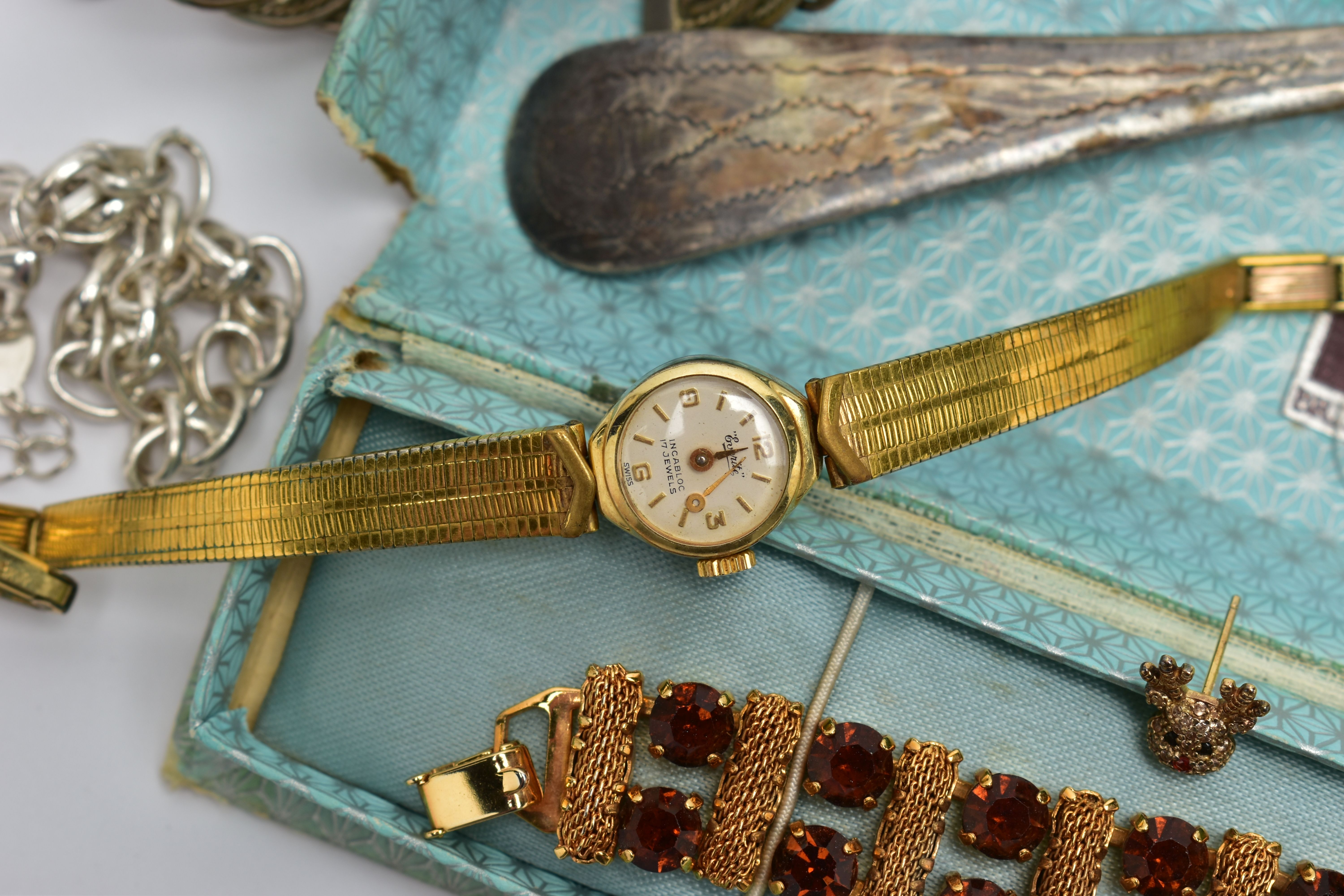 A BAG OF ASSORTED ITEMS, to include a yellow metal paste set bracelet, two ladies gold plated - Image 4 of 6