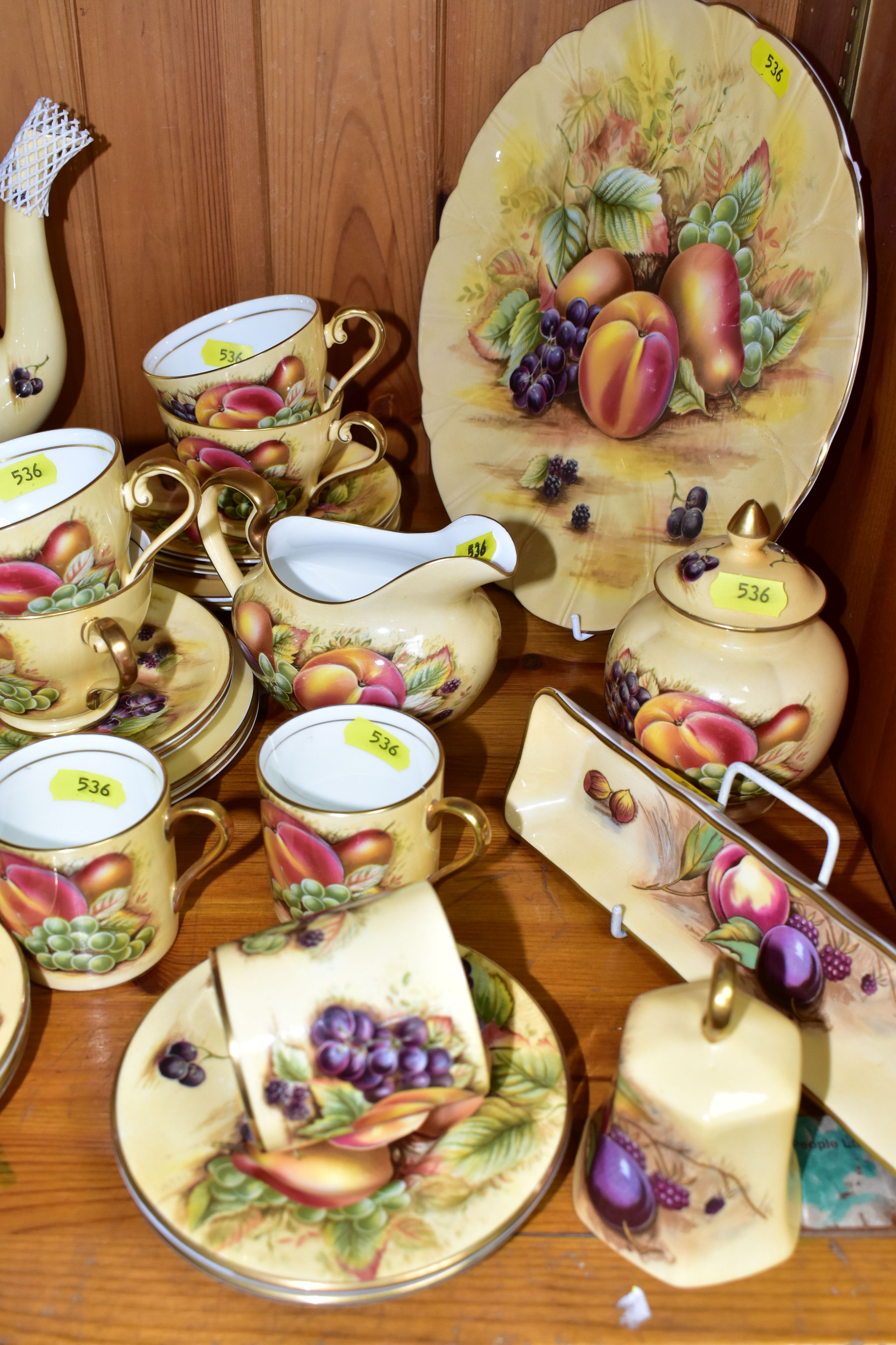 AN AYNSLEY 'ORCHARD GOLD' TEA AND COFFEE SET, comprising six teacups, six saucers, six tea plates, - Bild 4 aus 4