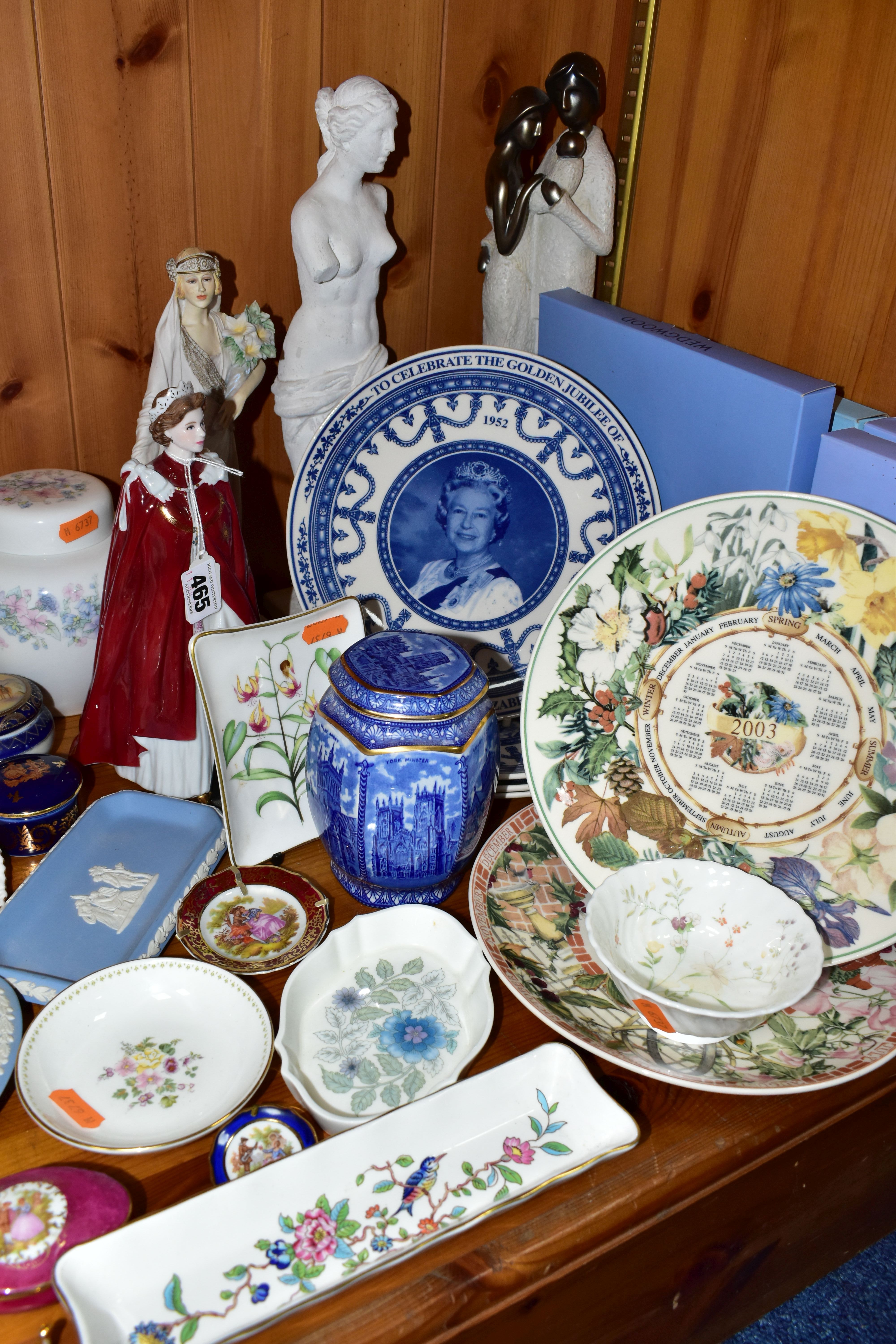 A GROUP OF CERAMICS, to include a Royal Worcester figurine of HM The Queen, produced 'in celebration - Bild 2 aus 7