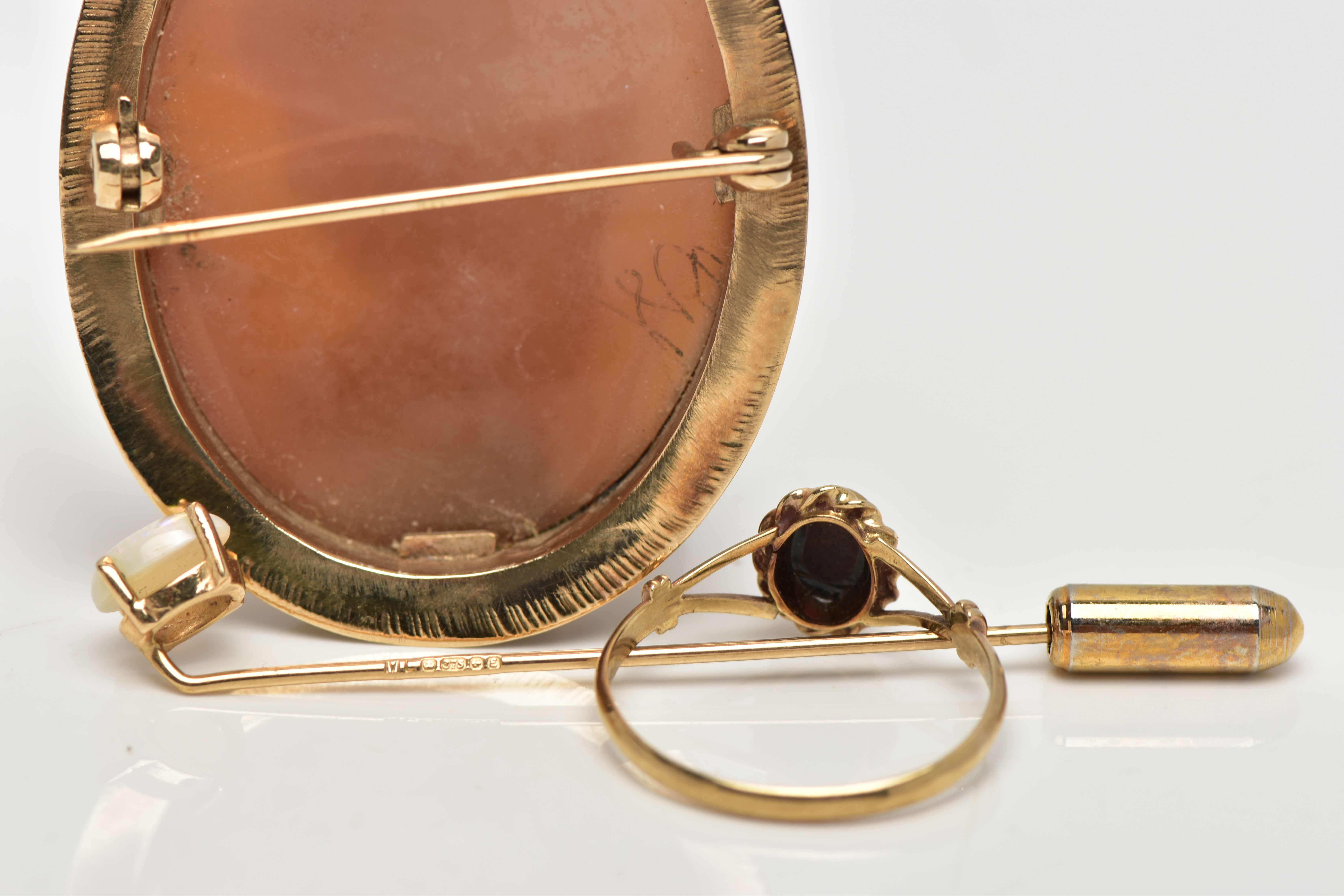 A 9CT GOLD RING, STICK PIN AND CAMEO BROOCH, an oval cabochon onyx stone, set with a rope twist - Image 3 of 4