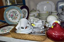 A QUANTITY OF ASSORTED CERAMICS, including three Aynsley Pembroke pattern cabinet plates, fifteen