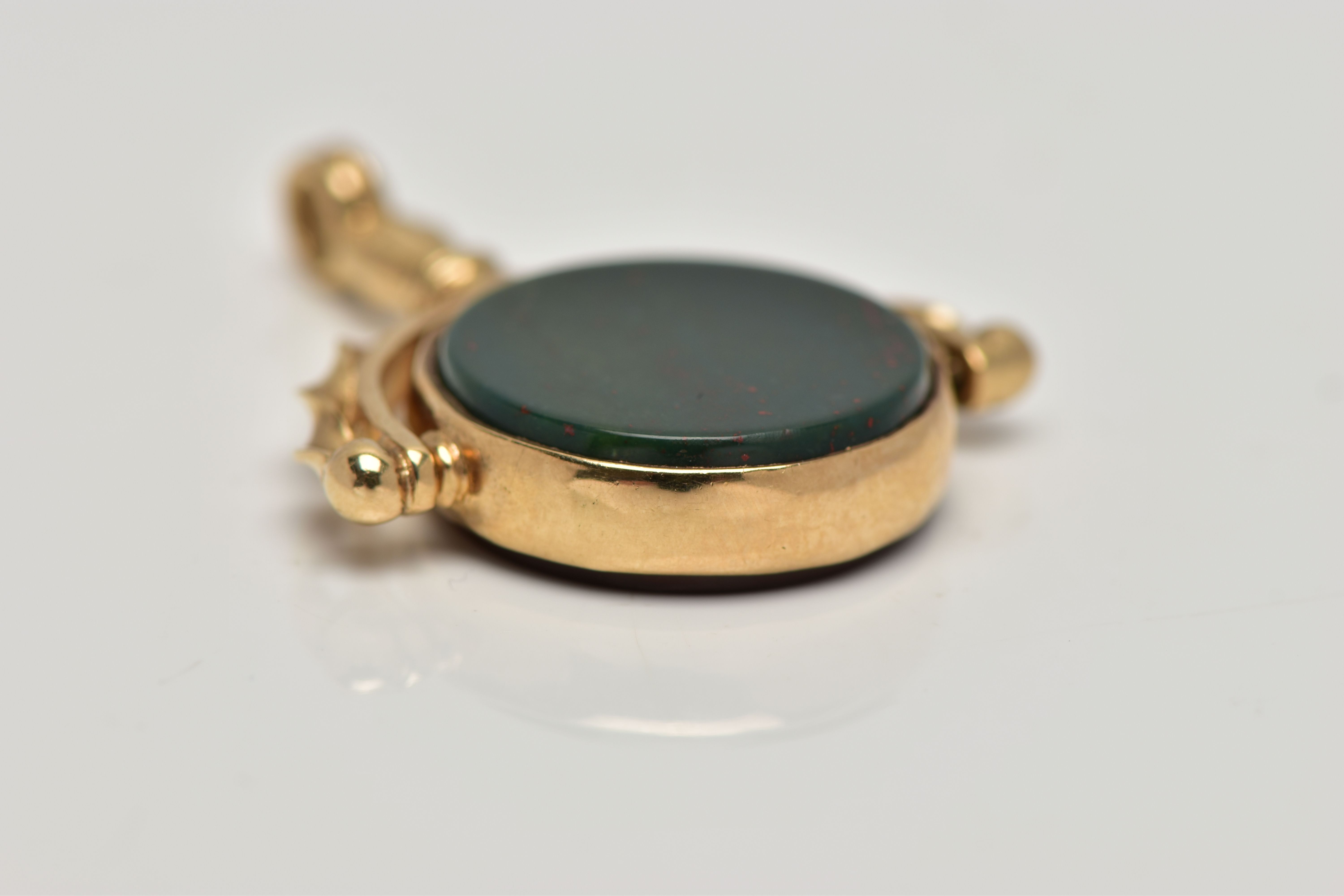 A 9CT GOLD HARDSTONE SWIVEL FOB, the bloodstone and carnelian circular panels, rotating to the - Image 3 of 4