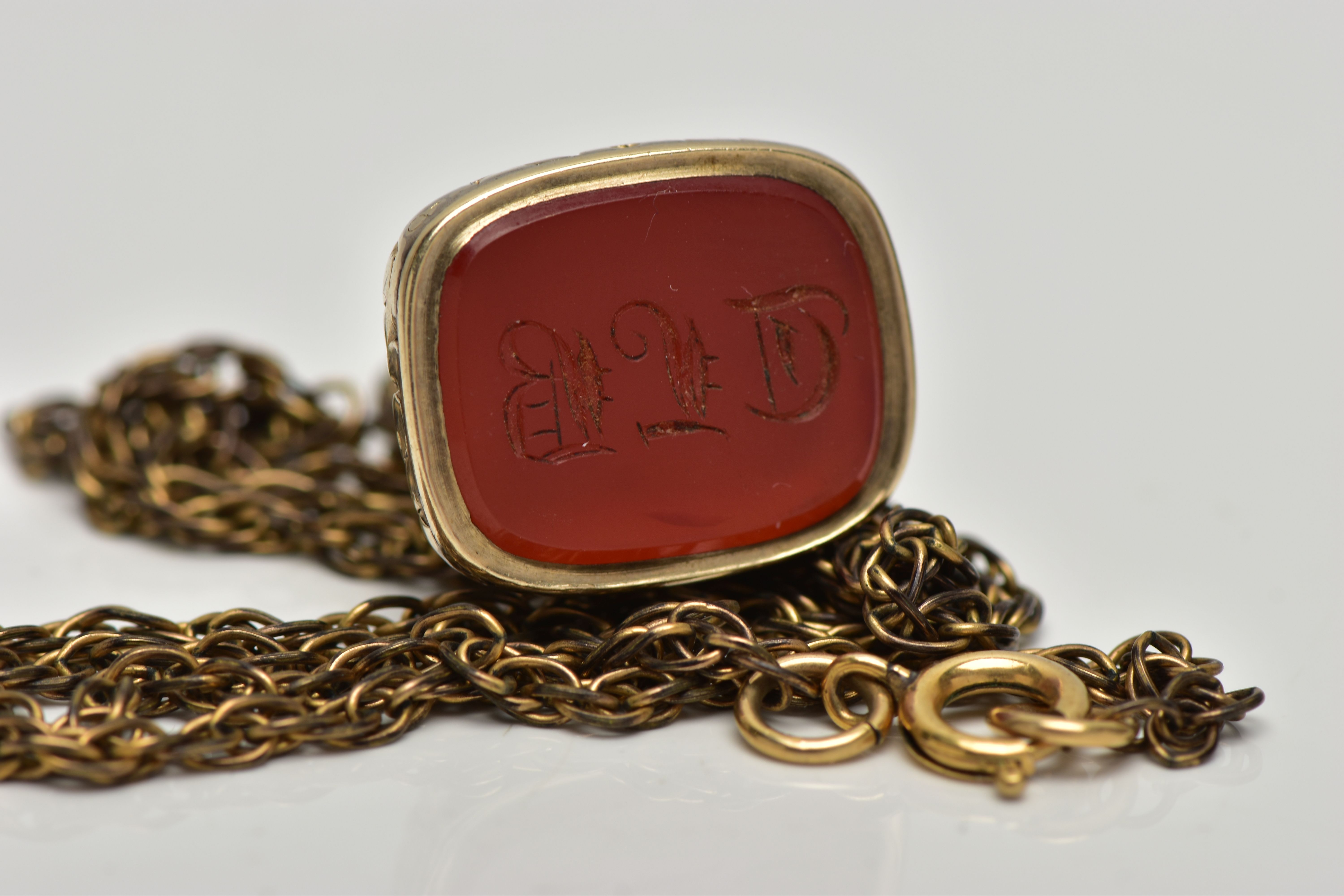A GOLD PLATED HARDSTONE SEAL FOB AND CHAIN, the seal of a rounded rectangular form, set with an - Image 4 of 5