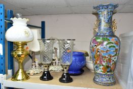 A GROUP OF TABLE LAMPS, VASES AND OTHER DECORATIVE HOMEWARES, to include a large Oriental vase