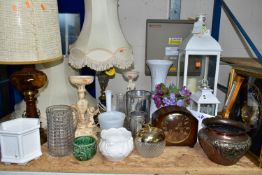 A QUANTITY OF TABLE LAMPS, CERAMIC PLANTERS, CLOCKS, ETC, including an Edwardian copper