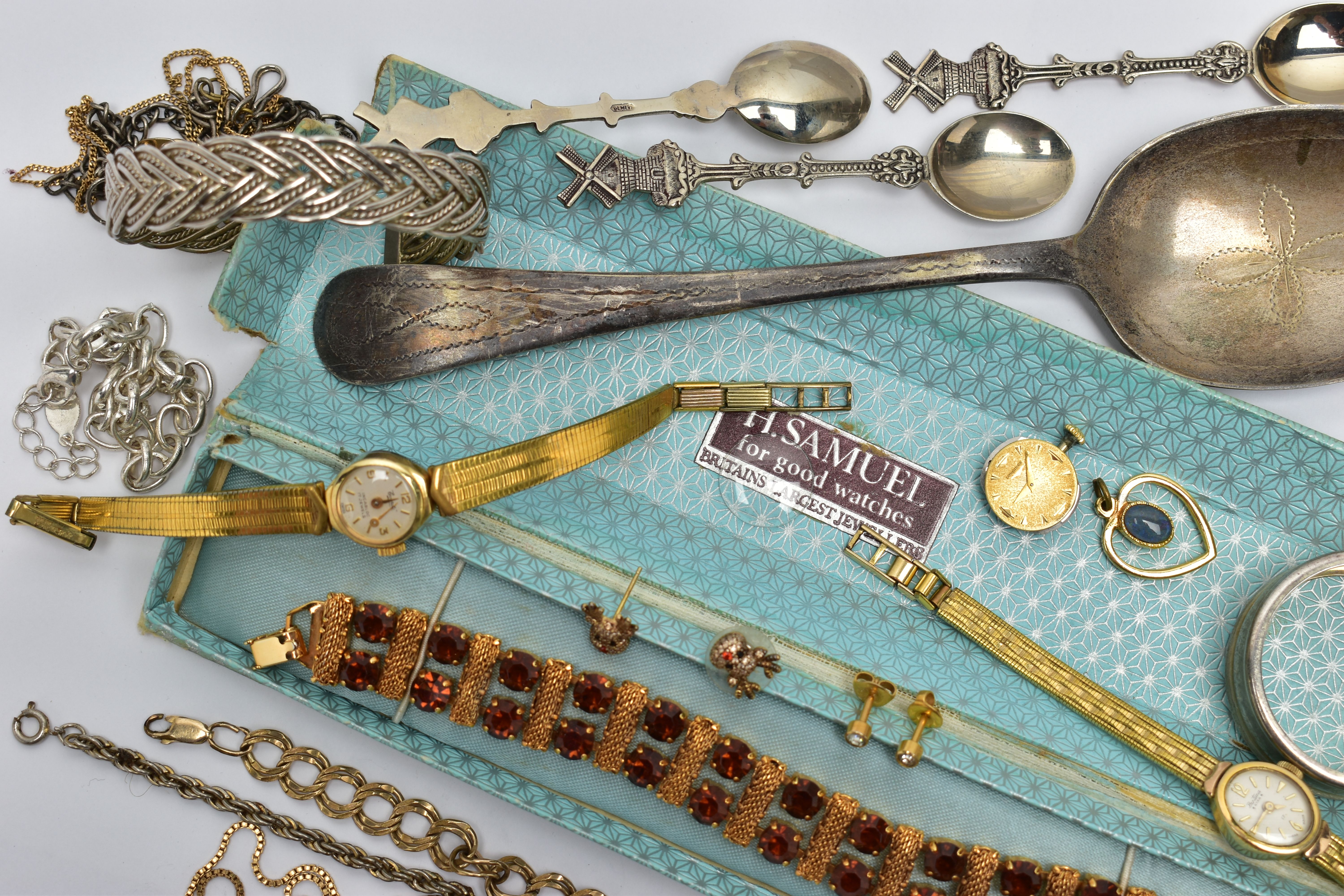 A BAG OF ASSORTED ITEMS, to include a yellow metal paste set bracelet, two ladies gold plated - Image 6 of 6